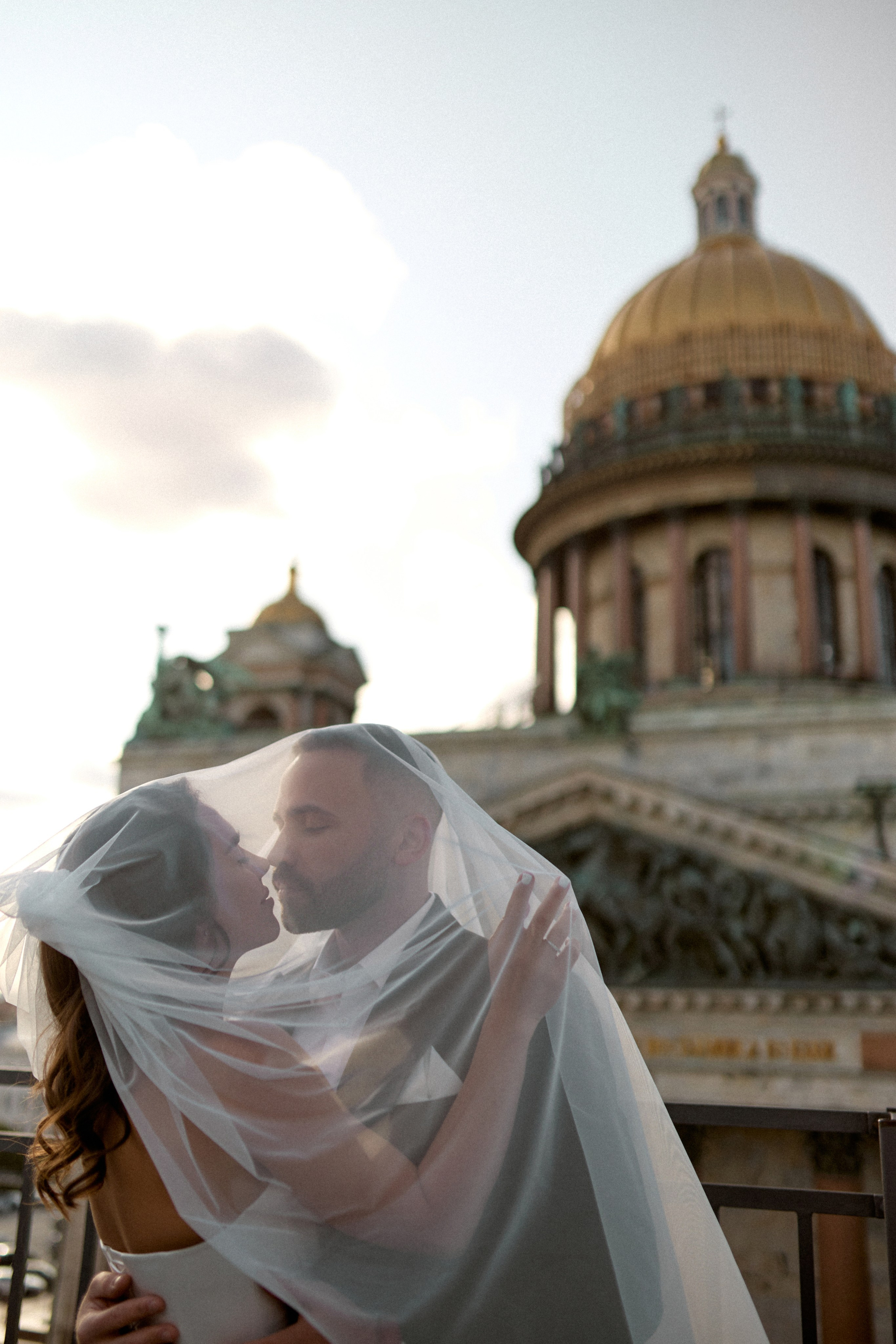 Свадебная фотосессия в отеле с видом на Исаакиевский собор. Сестры Карабаза. Фотографы и ретушеры в Москве и Санкт-Петербурге