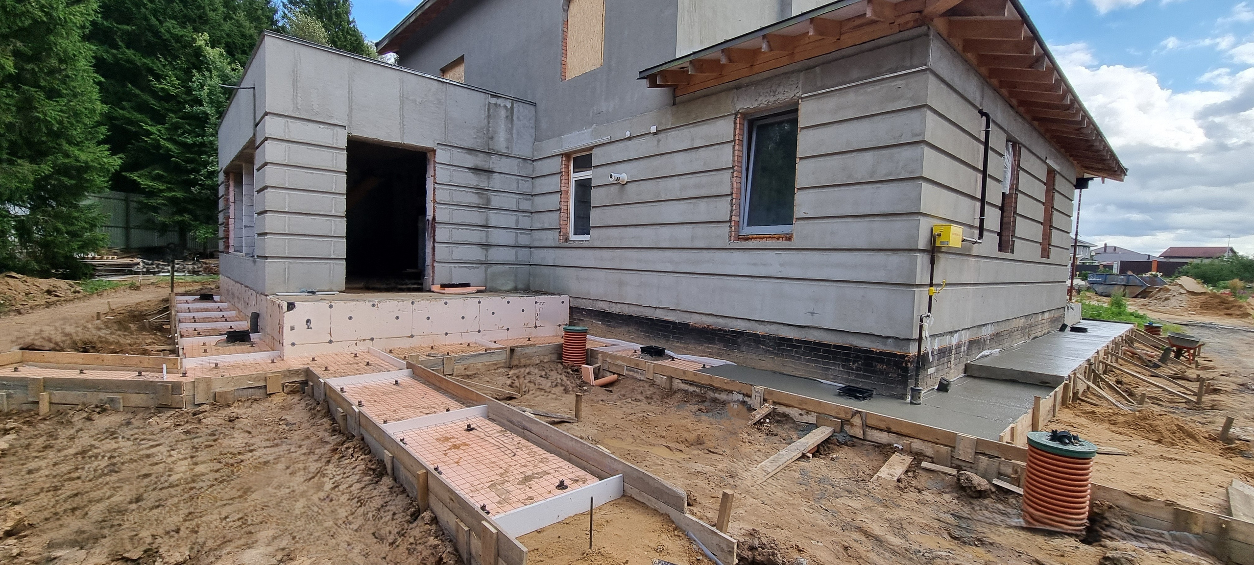 Устройство основания под бетонные дорожки — песчаная подушка и геотекстиль.