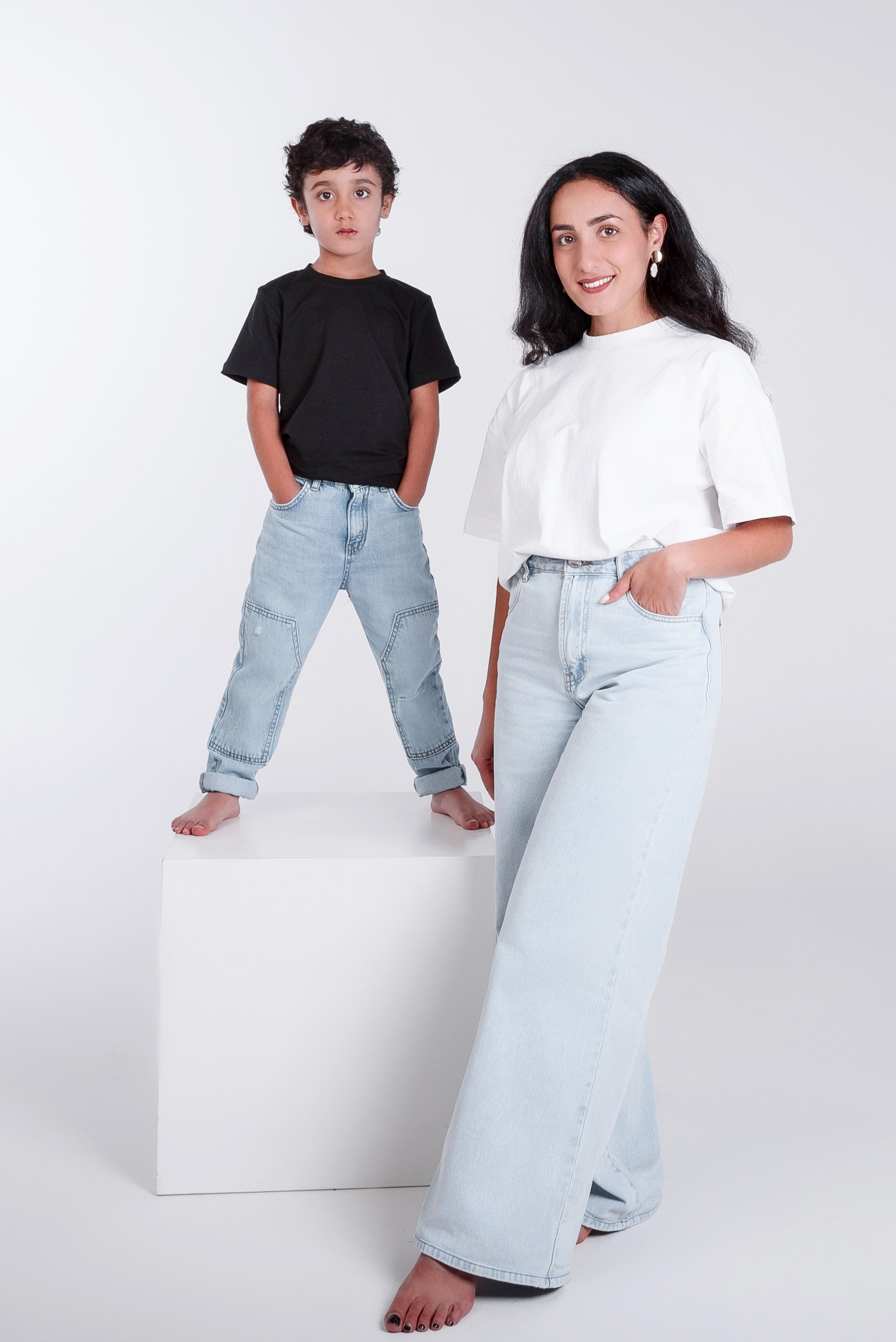 Мама с ребёнком. Студийная фотосессия на циклораме, на белом фоне. Сочи