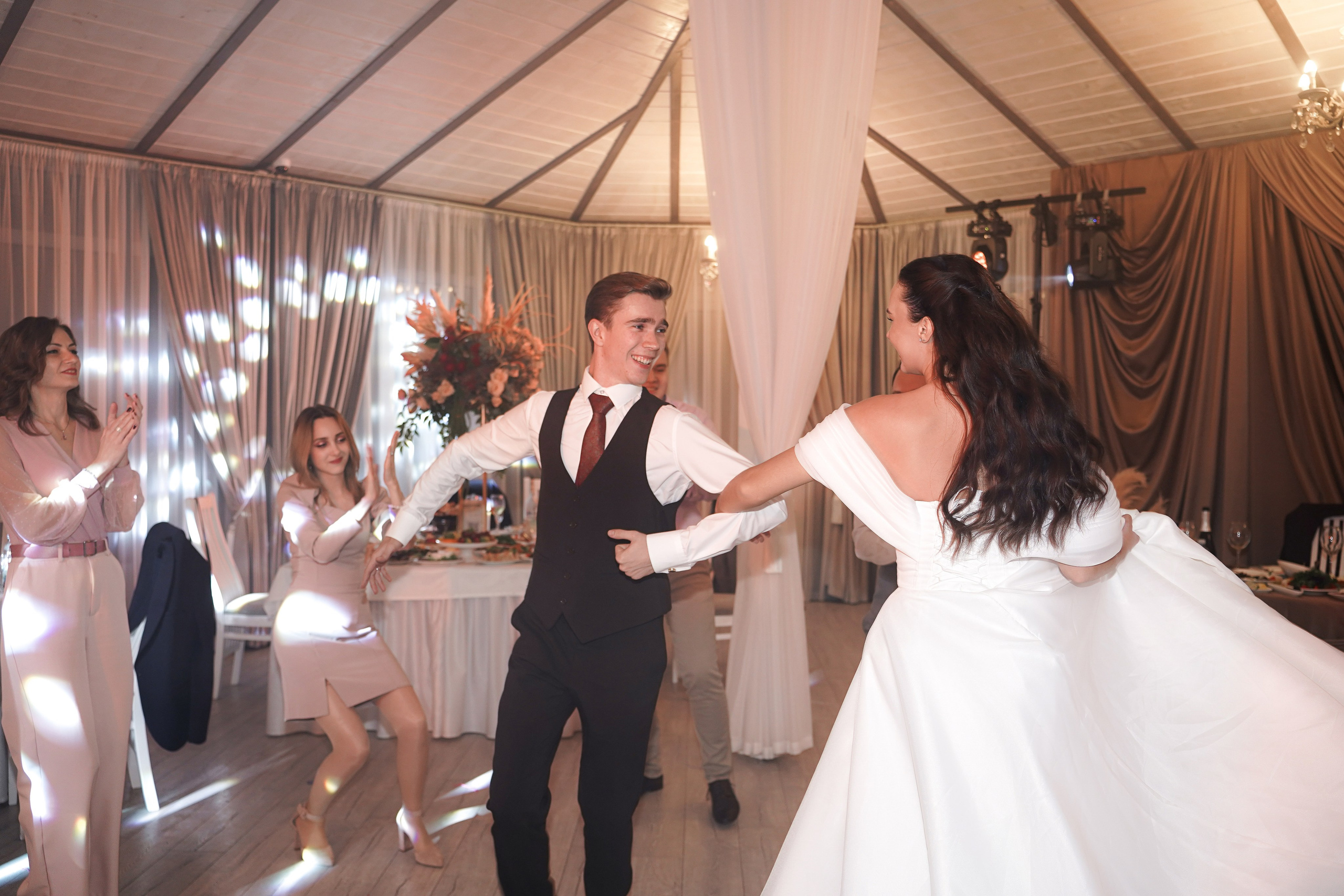 Свадебный банкет в беседке. Свадебный фотограф в Ростове-на-Дону. Таинство Крещения и Венчания, семейные фотосессии. Алёна Чёботова