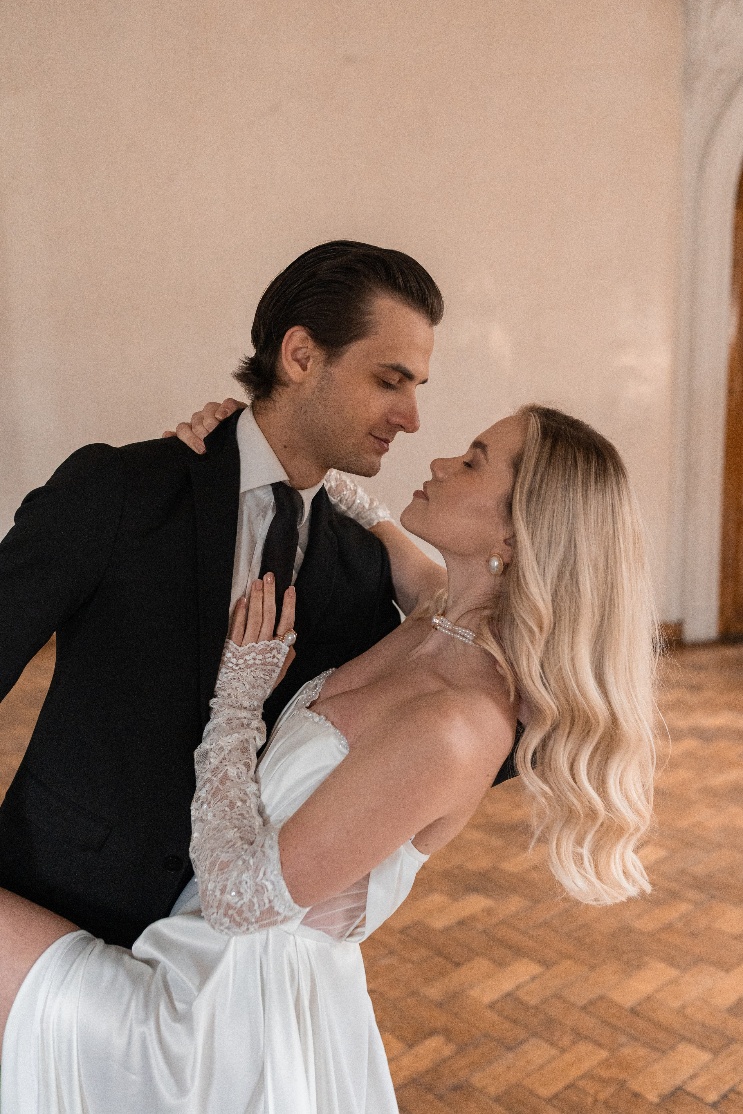 Свадебная фотосессия в Пушкинской библиотеке. Свадебный фотограф в Москве Анна Полушина