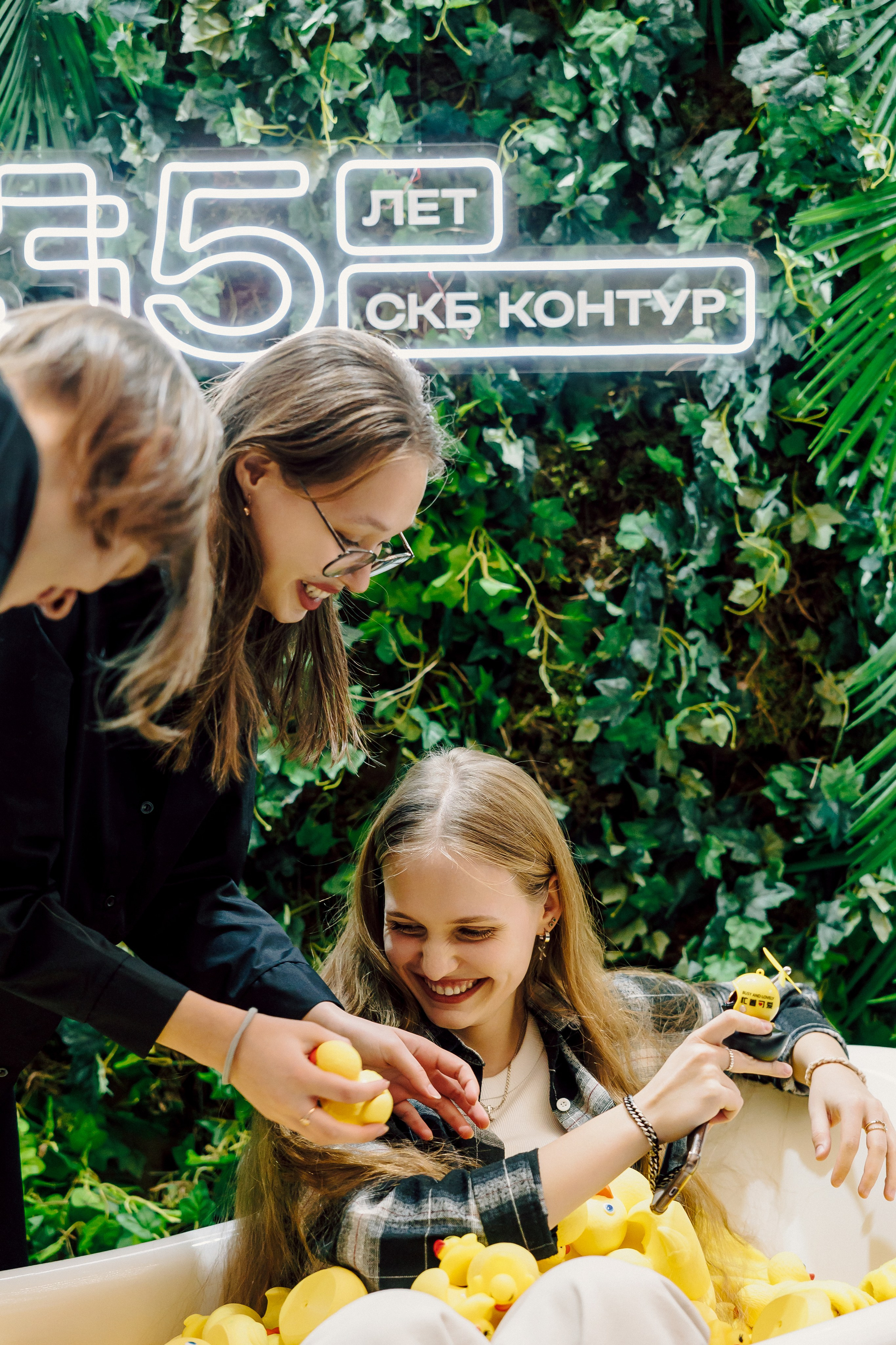 СКБ Контур — Форум будущего — Стенд. Лёшка Варзегов — фотограф