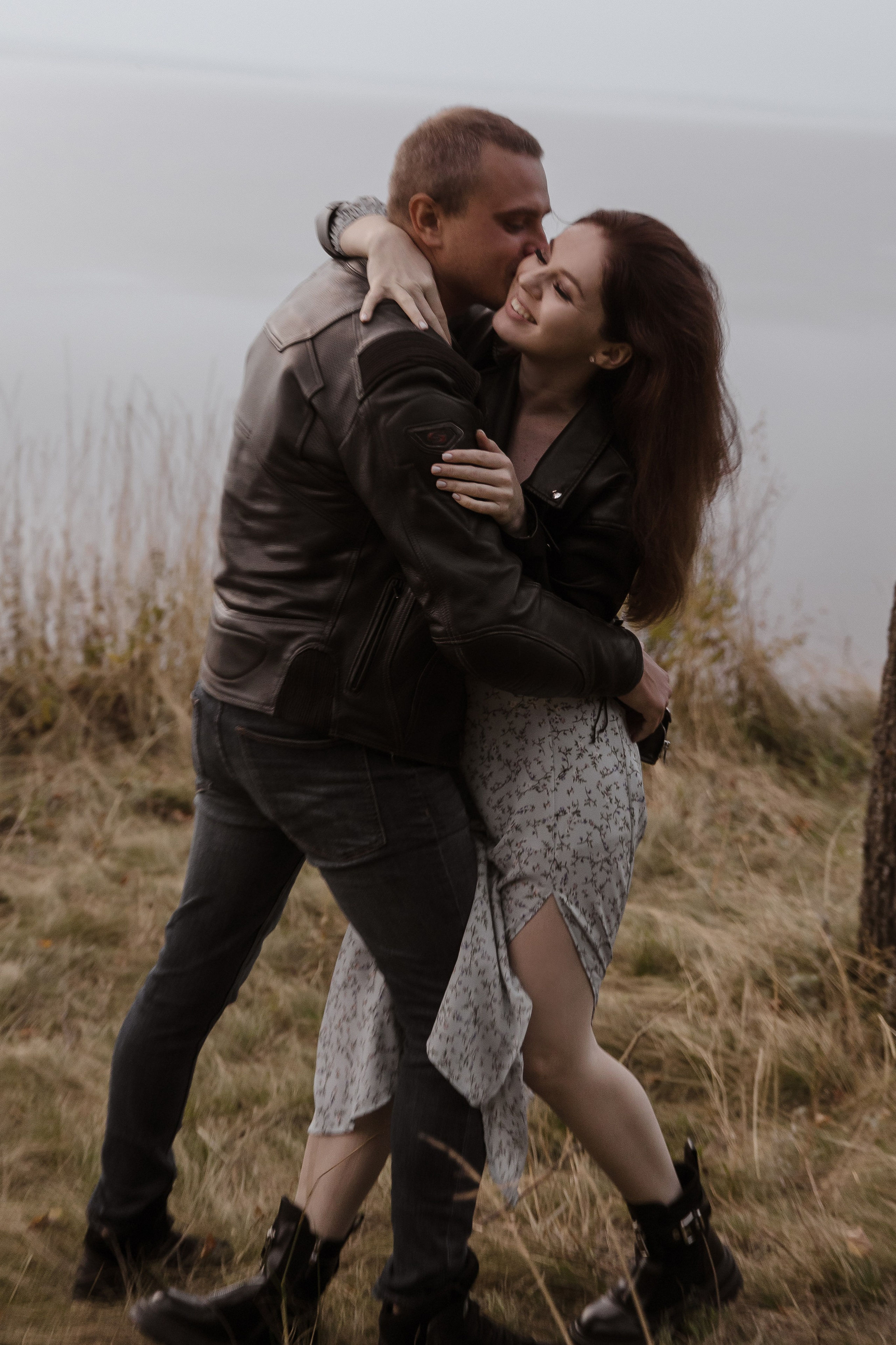 Фотосессия лавстори с мотоциклом на природе. Свадебный и семейный фотограф в Самаре и Тольятти | Елена Топанцева