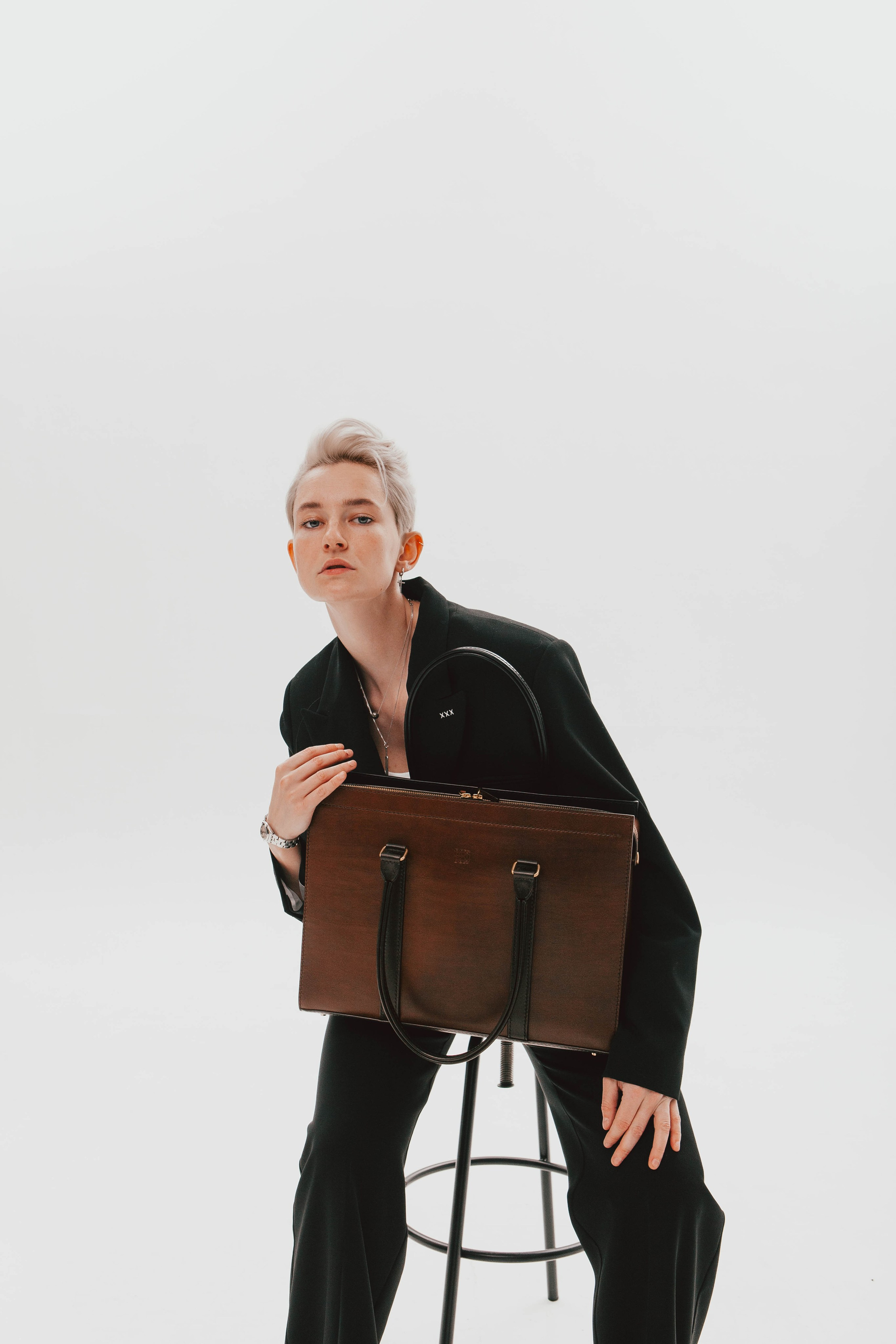 Анна Гречаная и изделие Дана Настаса 💼. Фотограф Ольга Крукле