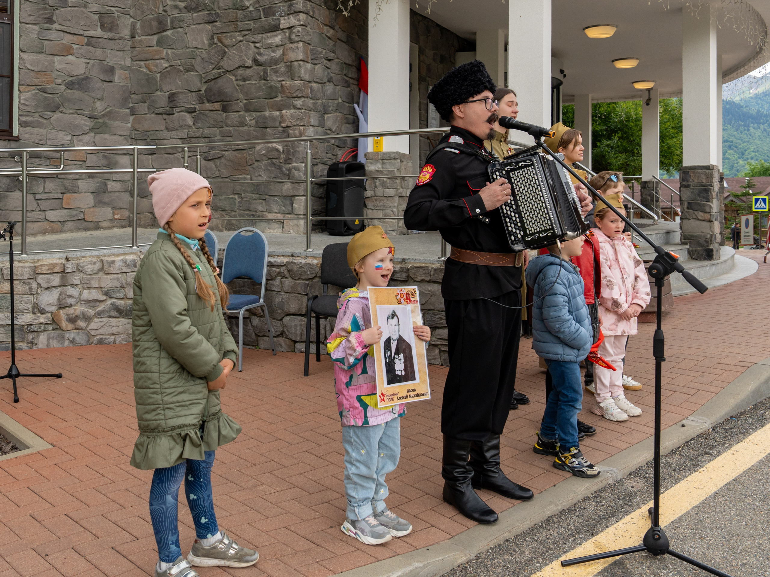 Шествие бессмертного полка 9 мая 2024 Rosa Springs. Репортажный фотограф в Красной Поляне и Сочи Павлюченко Екатерина
