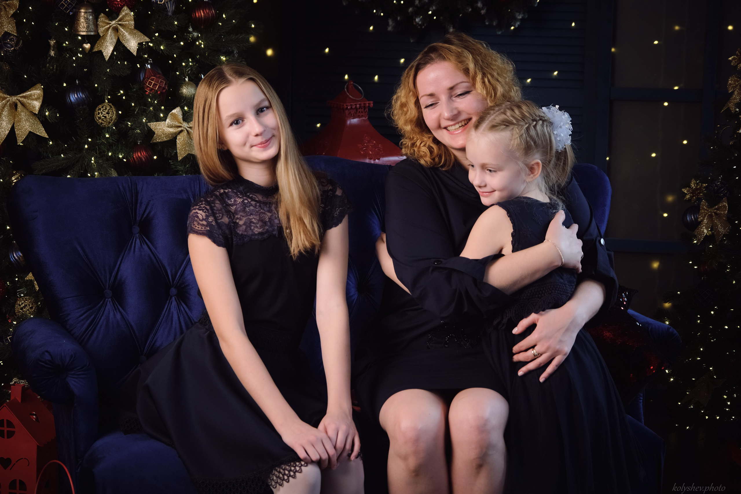 Семейная фотосессия мамы и дочек в студии в Москве фотограф Колышева Виктория. Портретный фотограф на новый год в Москве Виктория Колышева
