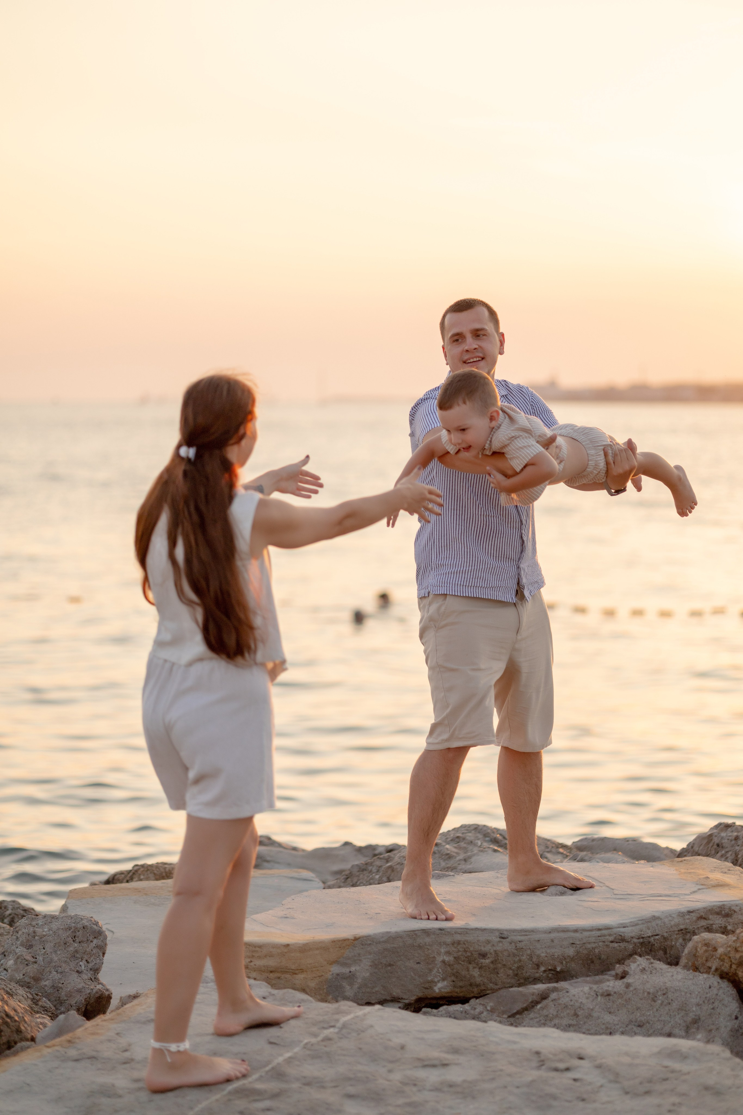 Закат на пляже Метрополь. Семейный и портретный фотограф в Геленджике Любовь Бодрова