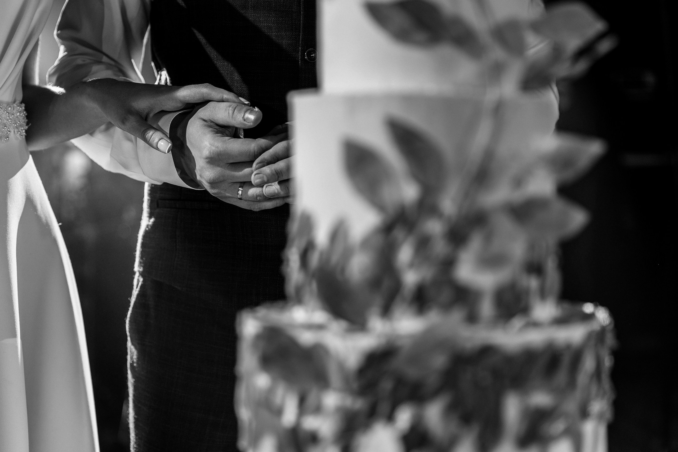 Здравствуйте! Я&nbsp;свадебный фотограф из&nbsp;Ульяновска, работаю в&nbsp;том числе по&nbsp;всей России и&nbsp;с&nbsp;выездом за&nbsp;границу. Снимаю свадьбы, lovestory, корпоративы, светский репортаж. Провожу обучение по&nbsp;фотографии, мастер-классы и&nbsp;воркшопы для других фотографов.