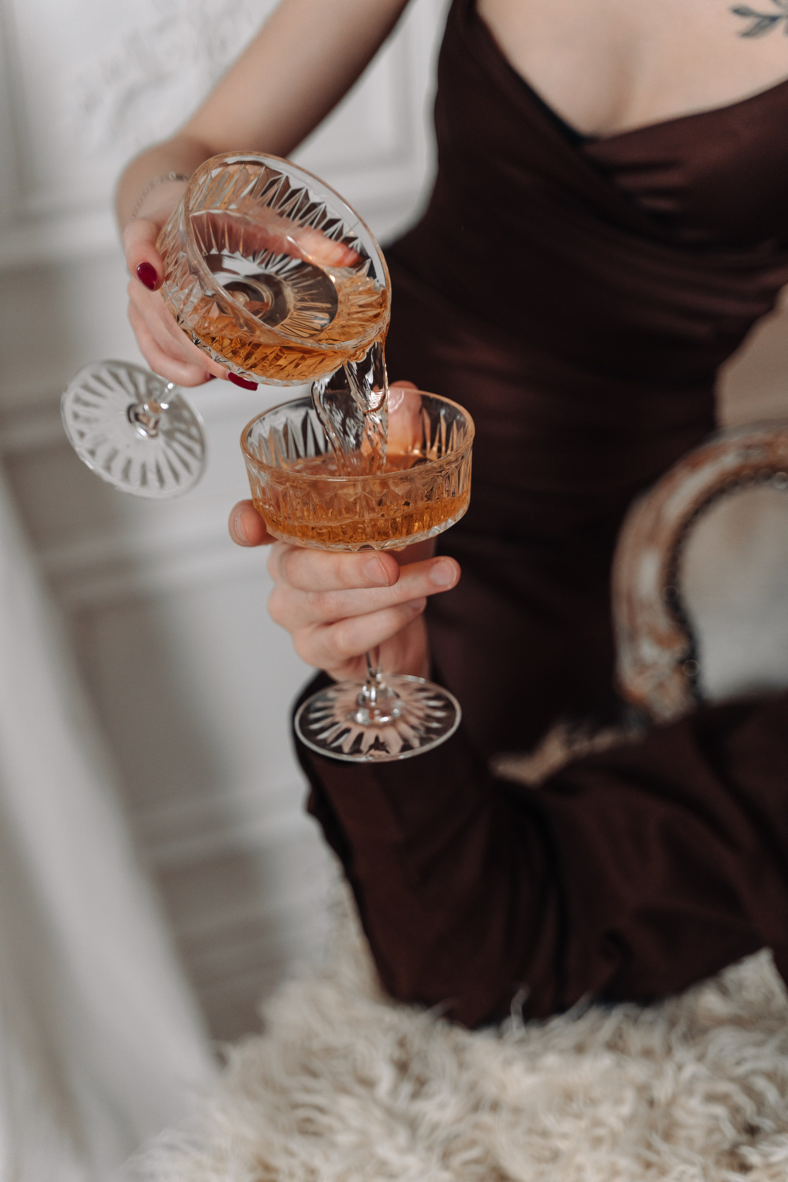 Зимняя фотосессия лавстори с предложением руки и сердца в фотостудии