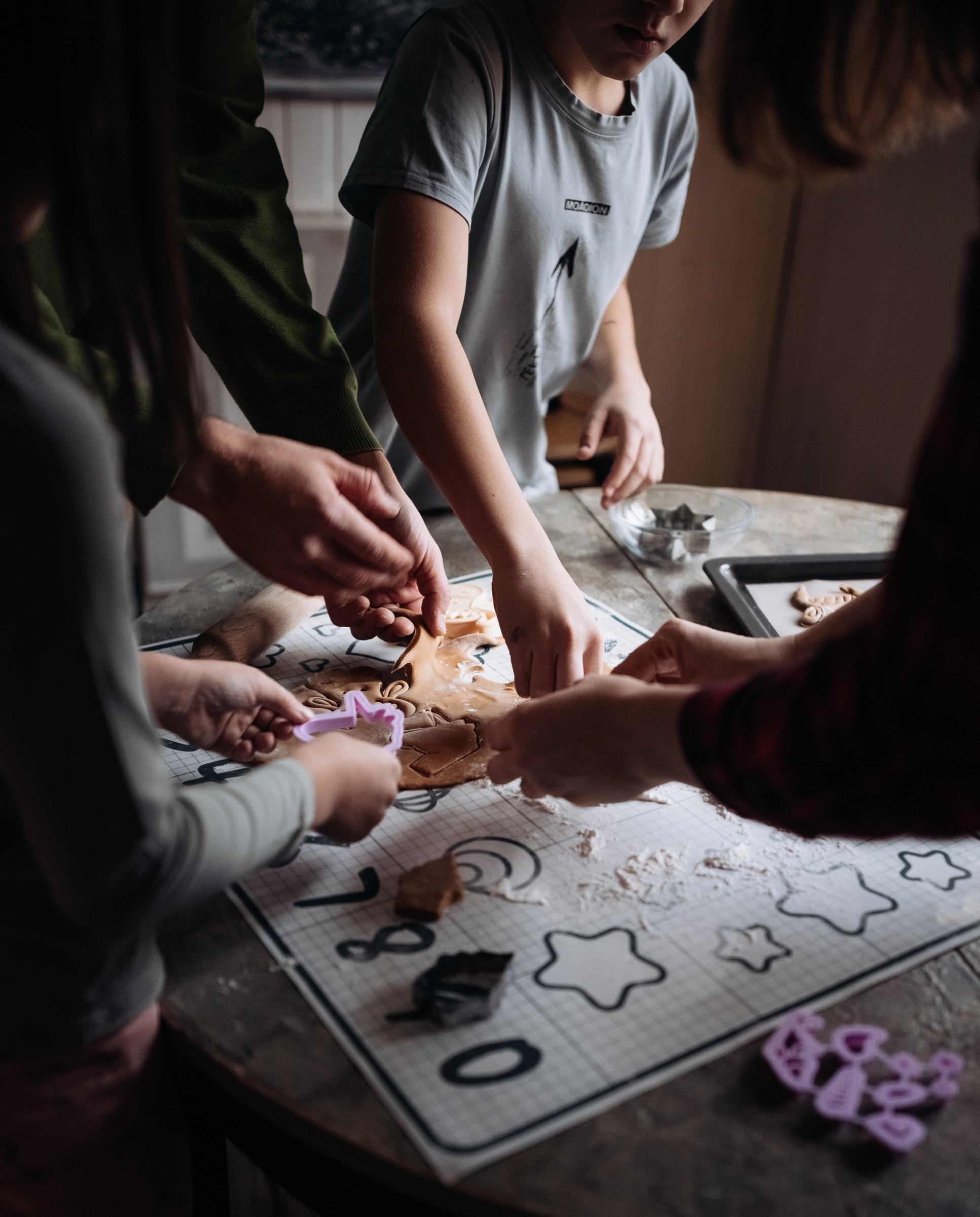 Вся семья в сборе, пекут печенье. Предметный фотограф Санкт-Петербург
