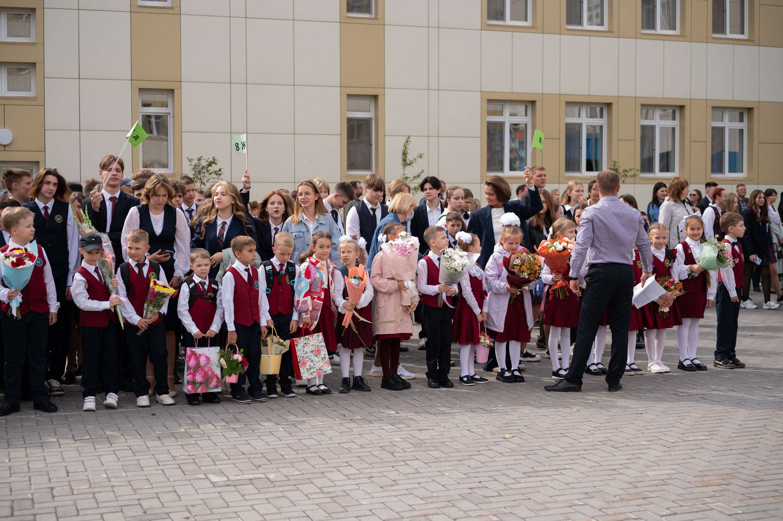 1 сентября 16 гимназия 2 класс (линейка + в классе+ на улице). Фотограф новорожденных, семейный детский в Тюмени Татьяна Морозова