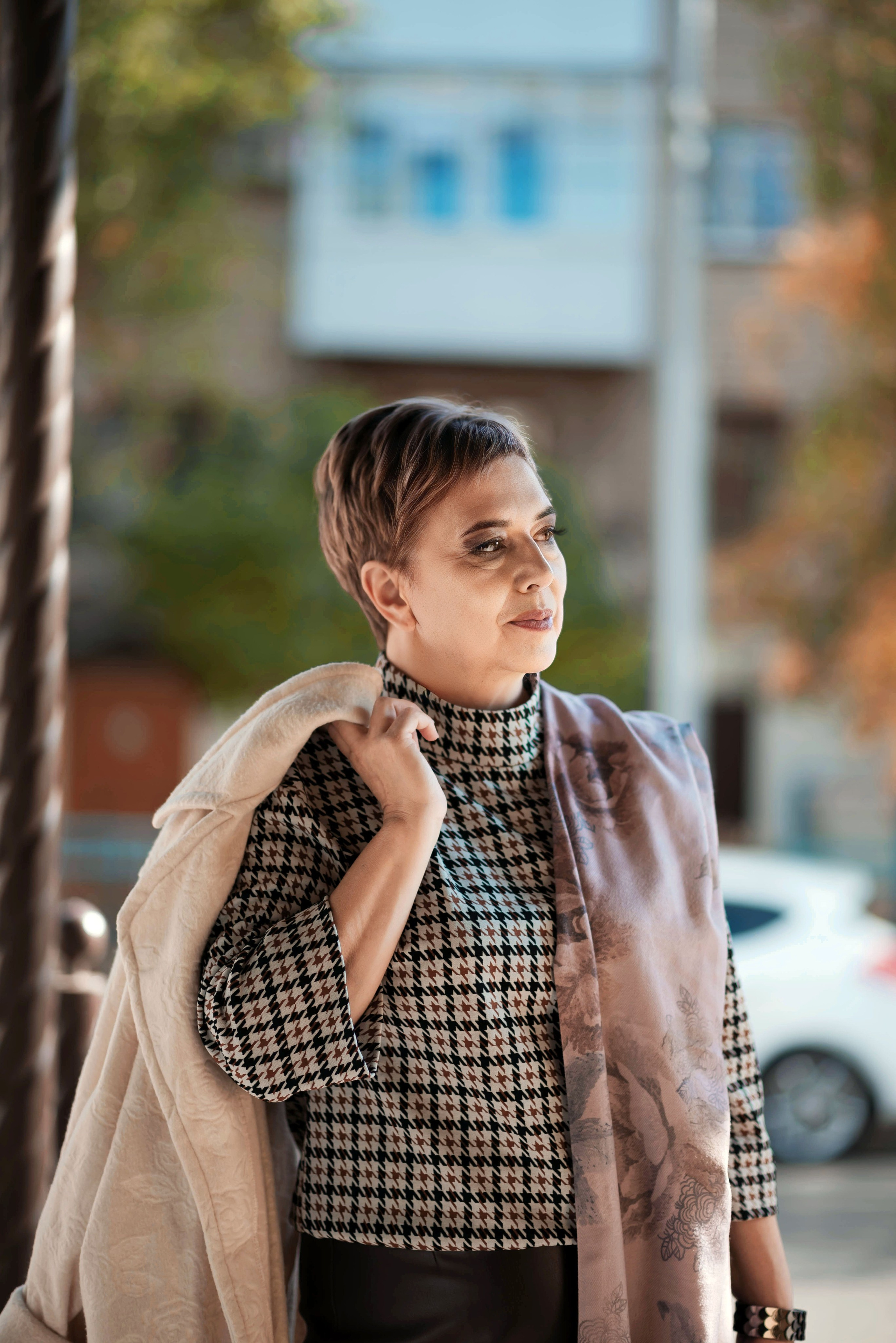 Красивая элегантная женщина гуляет по улице города.