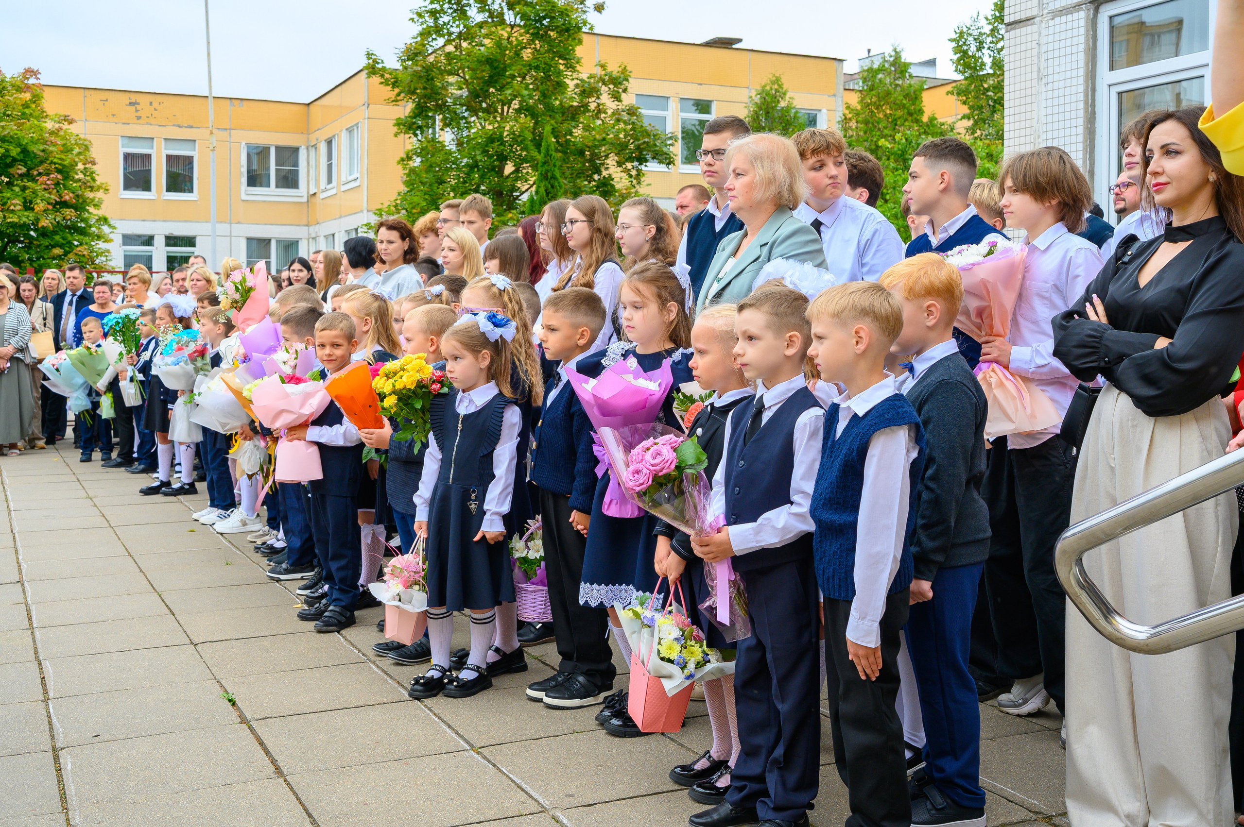 Вот звучит первый звонок, перед этим долгое приготовление к новому этапу в жизни, Яромир идет в школу. Фотоуслуги, услуги фотографа, фотографирование важных событий