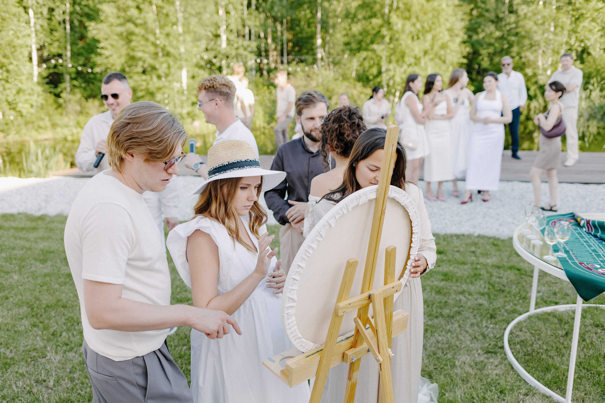 Плюс тридцать градусов на лужайке. Фотограф Андрей Куськало