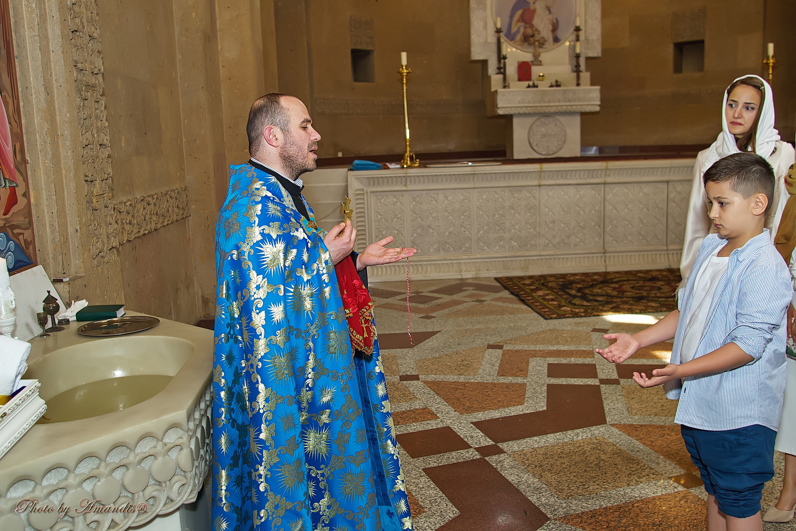 Крещение в армянской церкви. Репортажная съемка в Москве и области. Анималистика