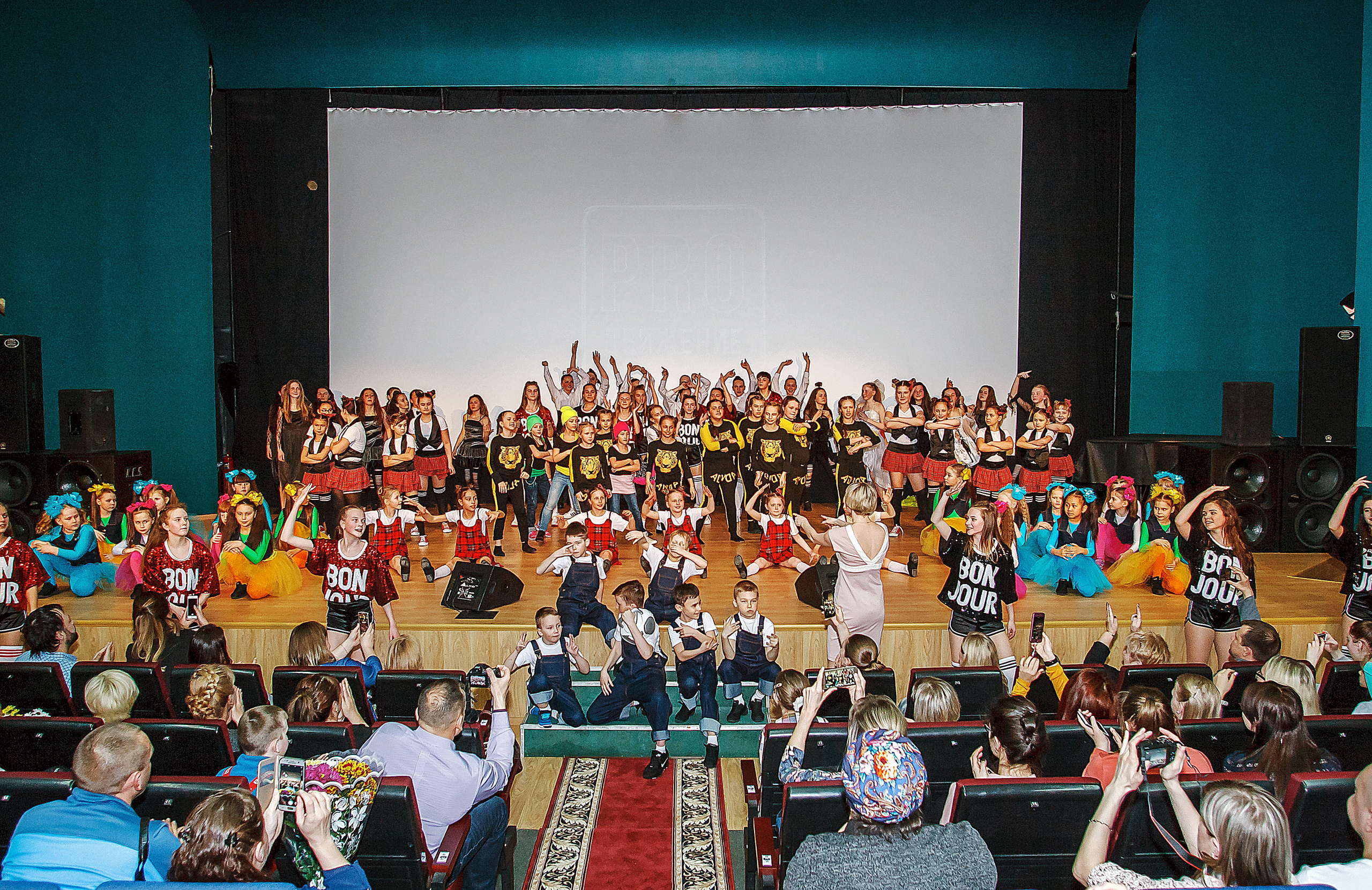 Отчетный концерт молодых творческих коллективов. Репортажная съемка в Москве и области. Анималистика