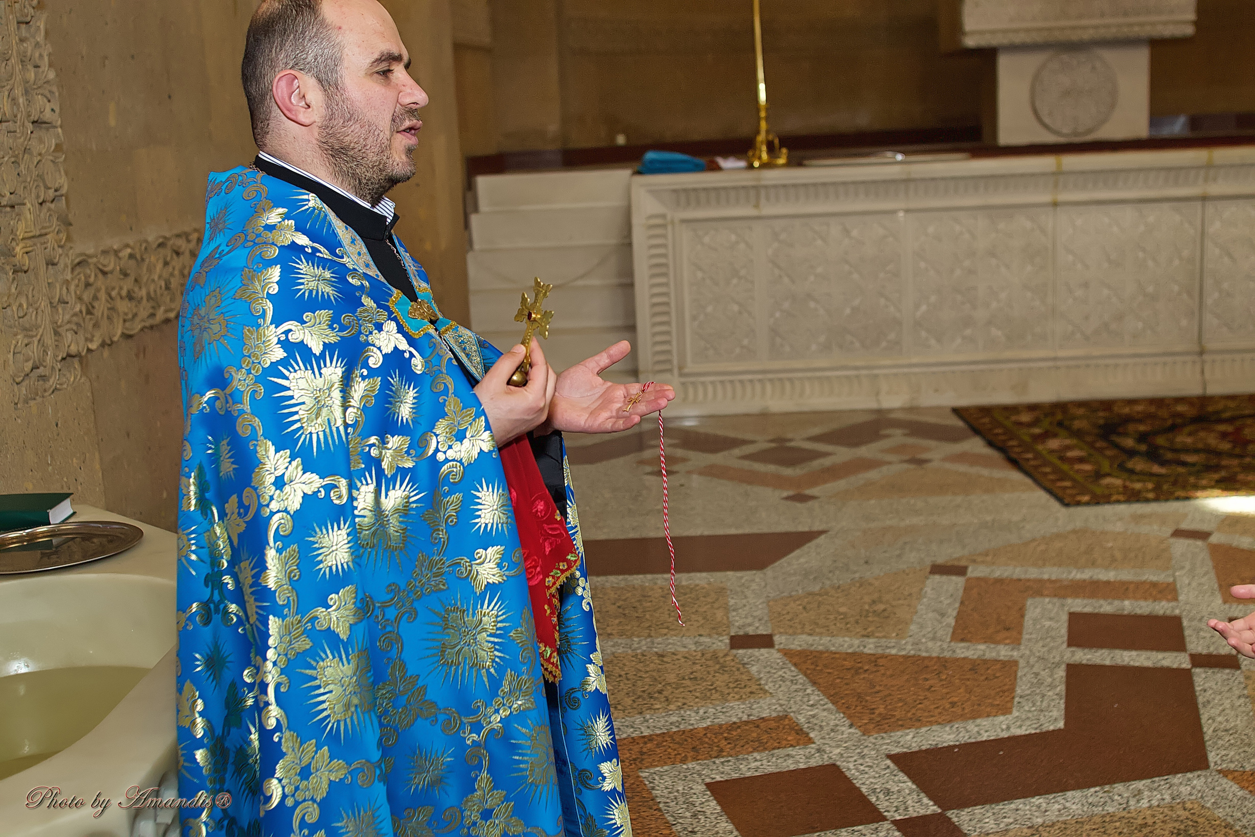 Крещение в армянской церкви. Репортажная съемка в Москве и области. Анималистика