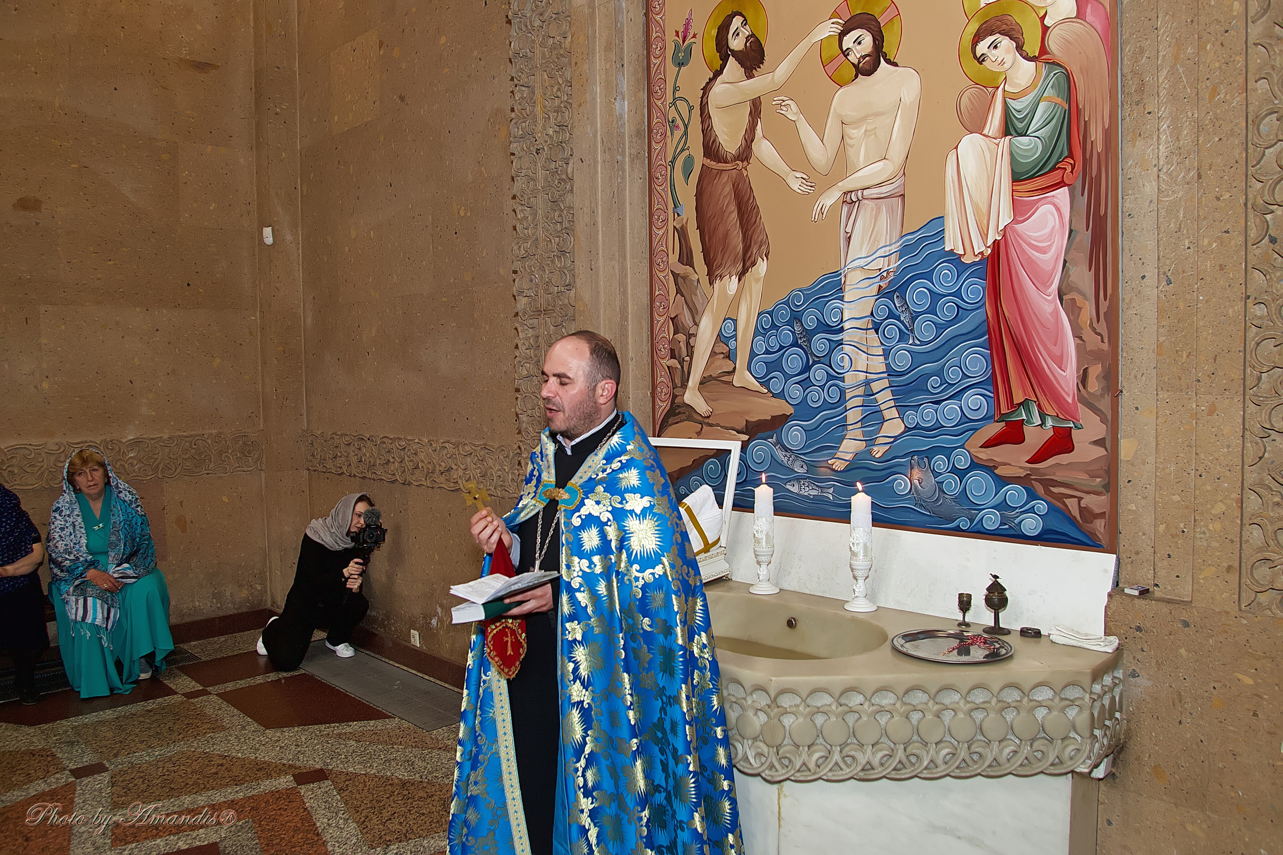 Крещение в армянской церкви. Репортажная съемка в Москве и области. Анималистика