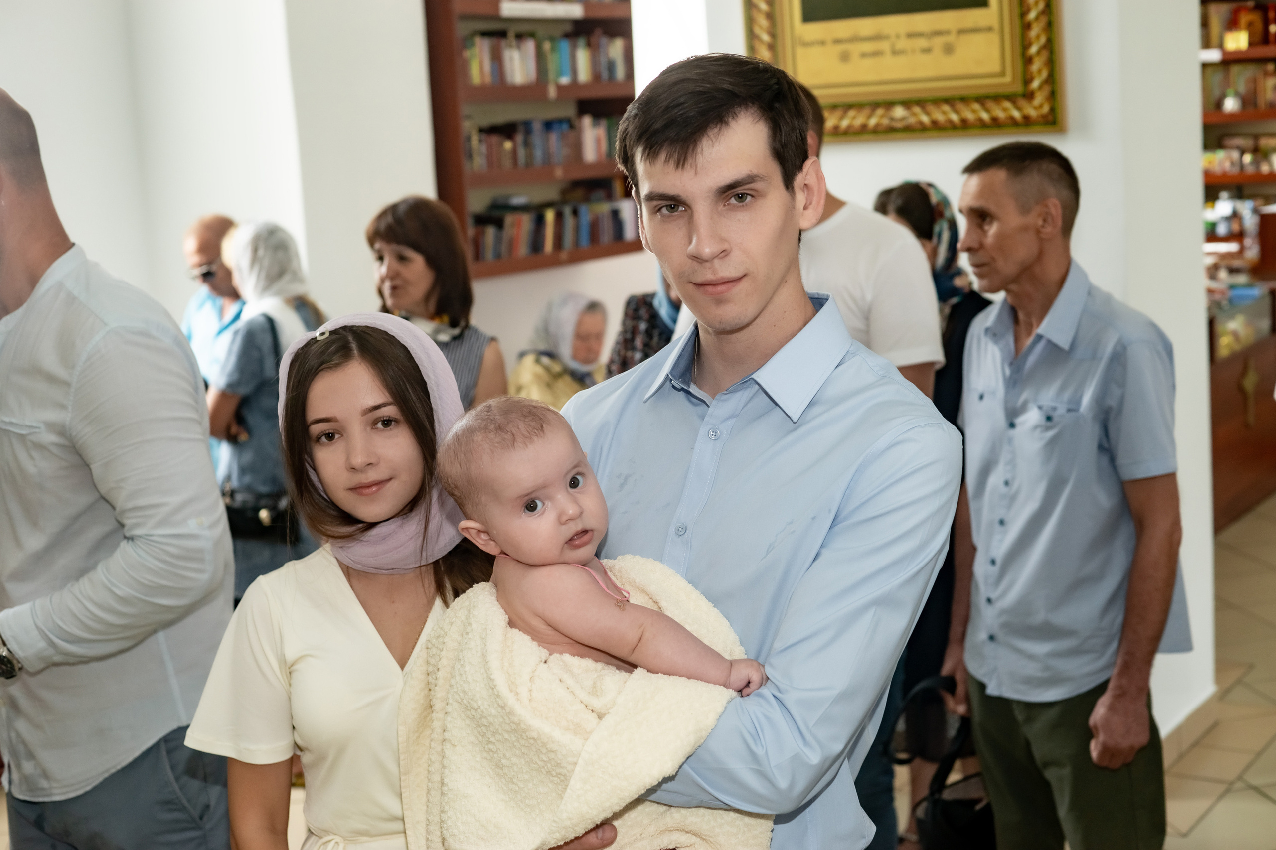 Крещение младнеца в храме. Ольга Плаксина фотограф в Саратове