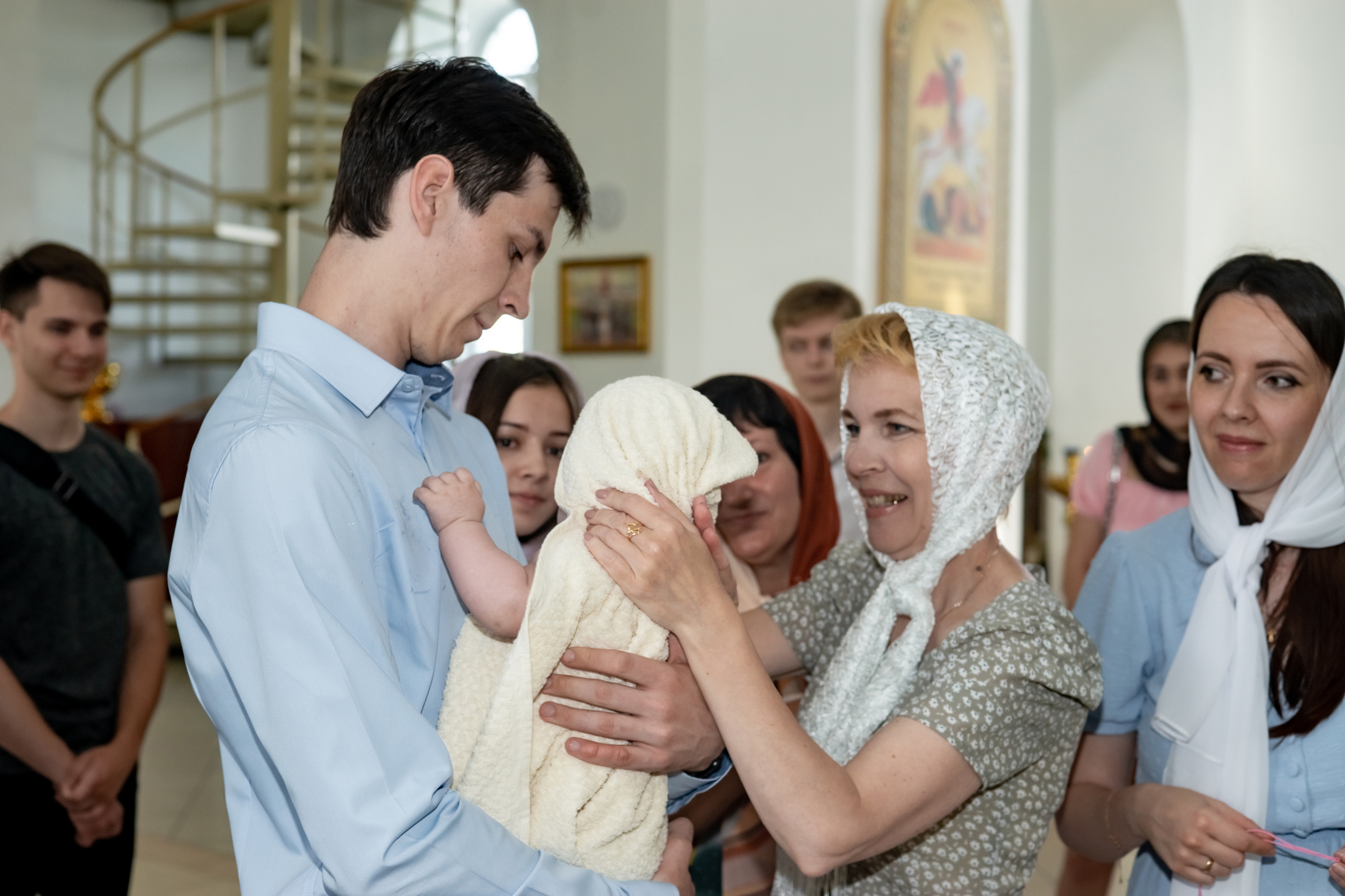 Крещение младнеца в храме. Ольга Плаксина фотограф в Саратове