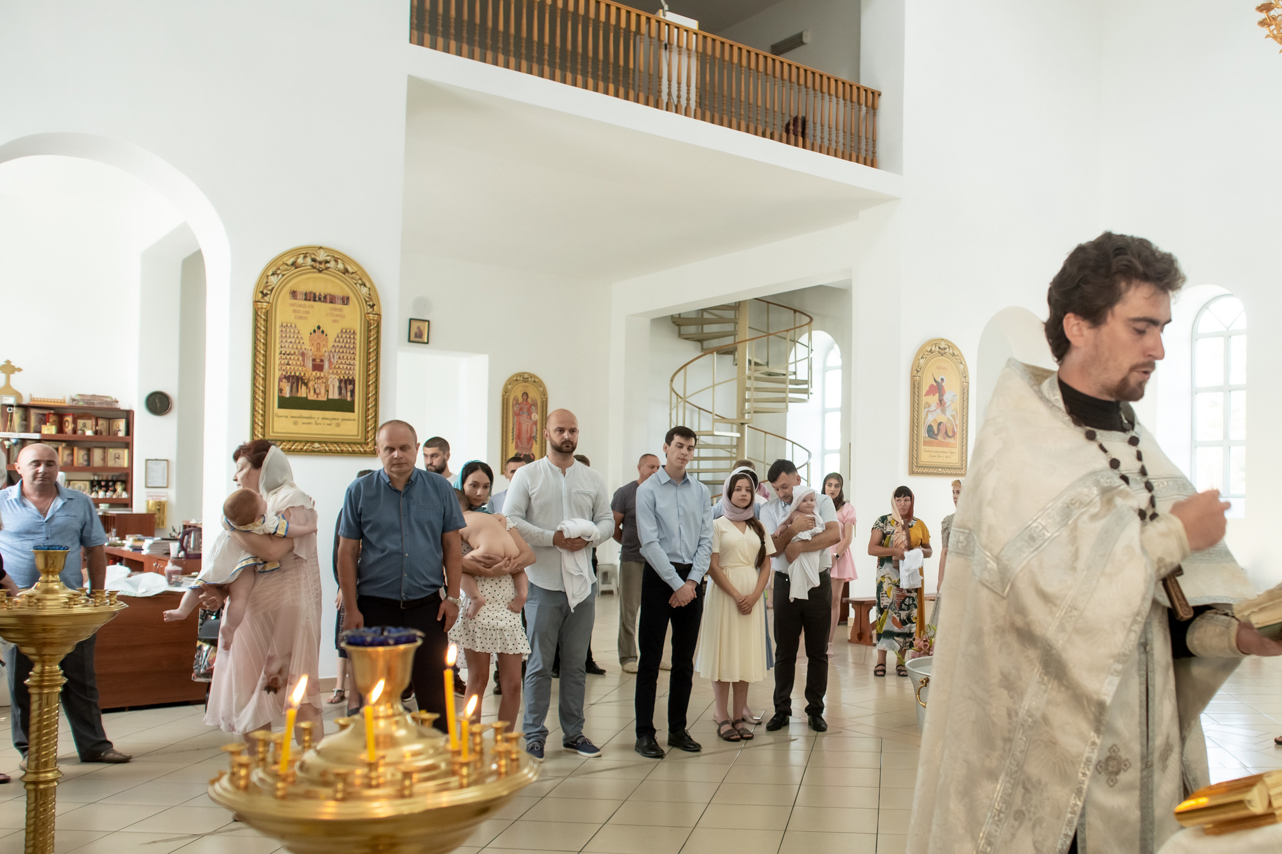 Крещение младнеца в храме. Ольга Плаксина фотограф в Саратове