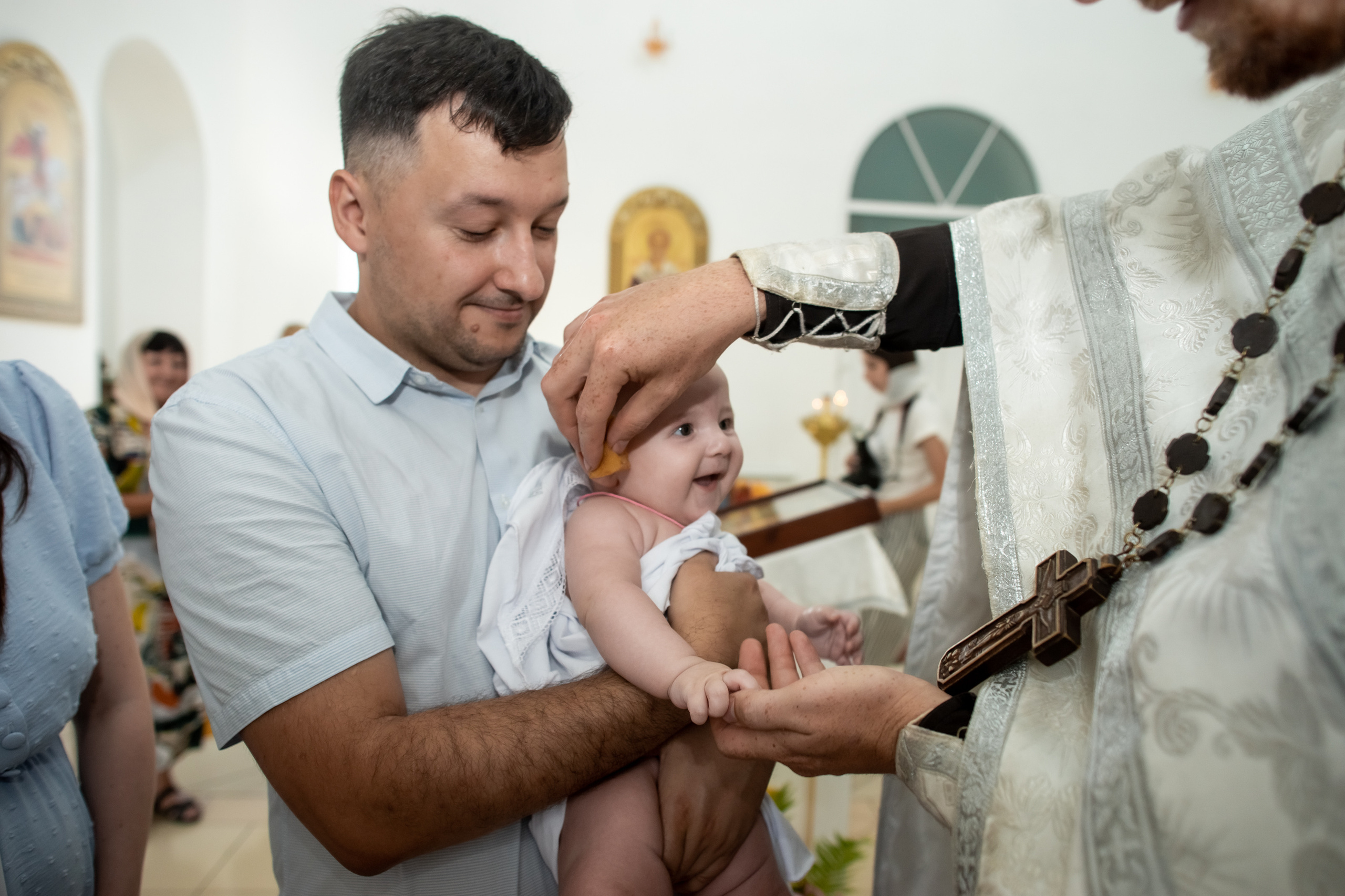 Крещение младнеца в храме. Ольга Плаксина фотограф в Саратове