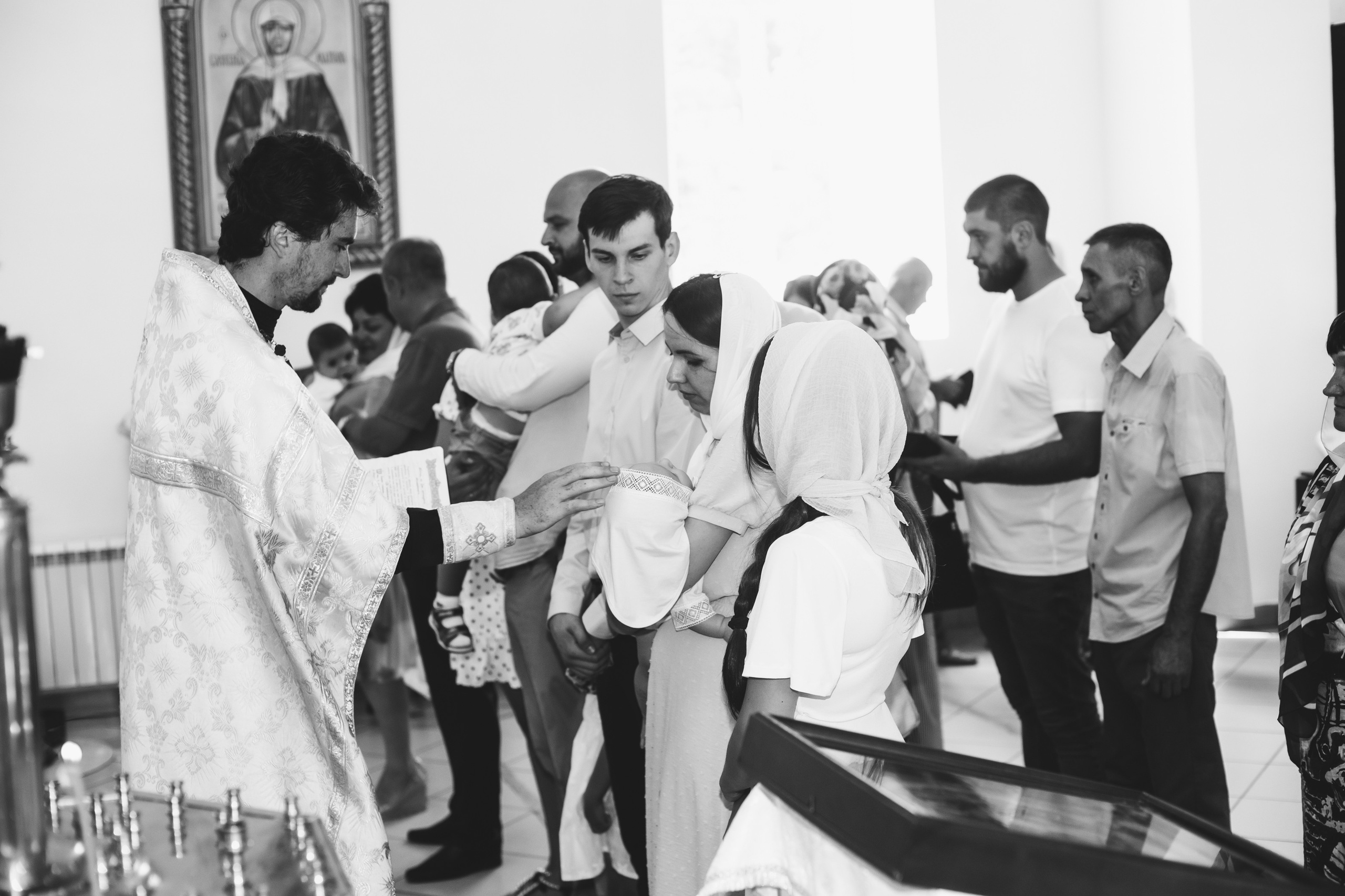 Крещение младнеца в храме. Ольга Плаксина фотограф в Саратове