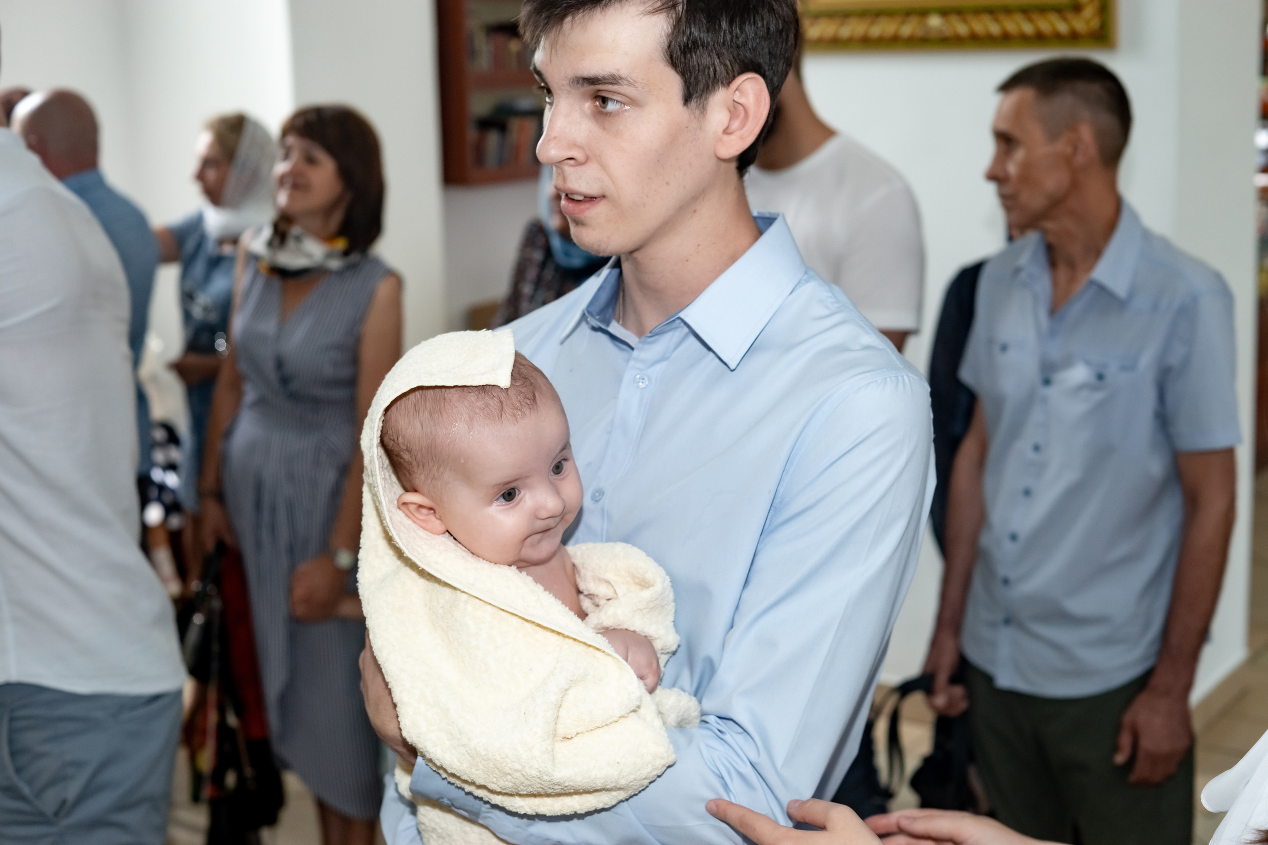 Крещение младнеца в храме. Ольга Плаксина фотограф в Саратове