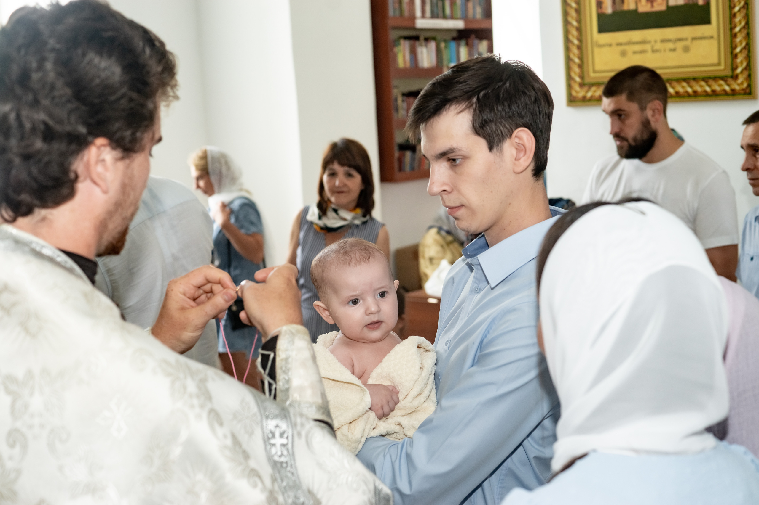 Крещение младнеца в храме. Ольга Плаксина фотограф в Саратове