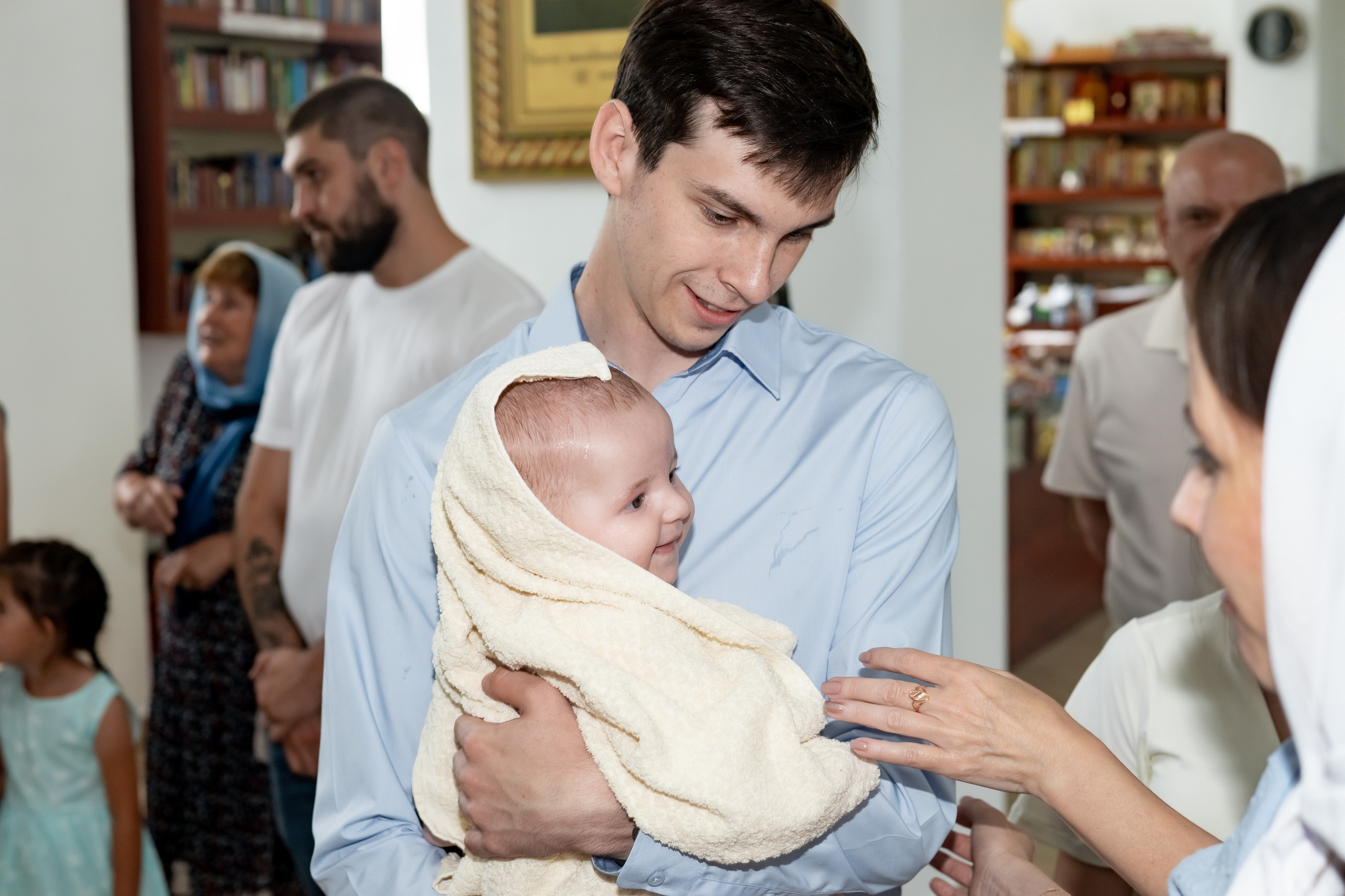 Крещение младнеца в храме. Ольга Плаксина фотограф в Саратове