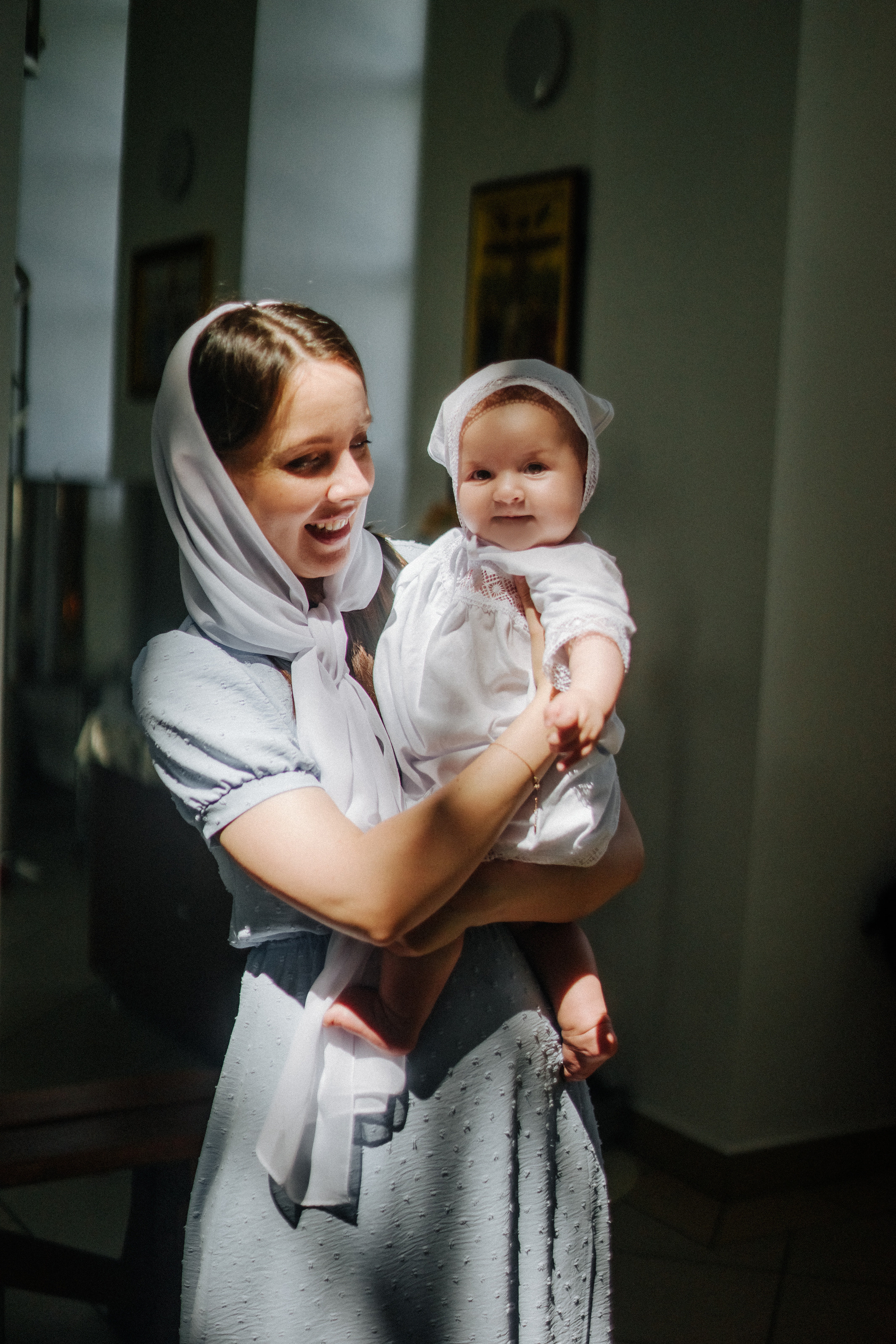 Крещение младнеца в храме. Ольга Плаксина фотограф в Саратове