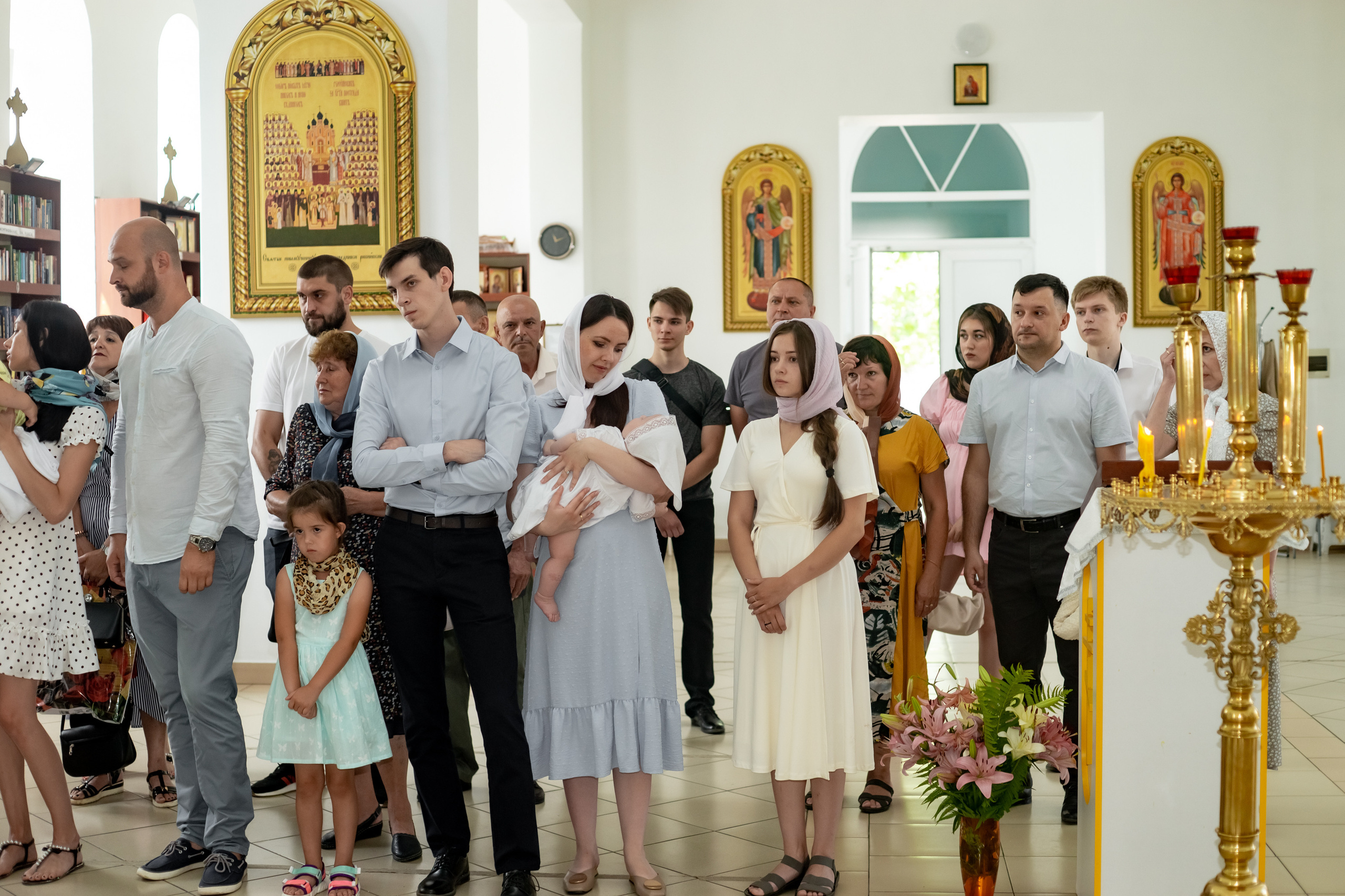 Крещение младнеца в храме. Ольга Плаксина фотограф в Саратове