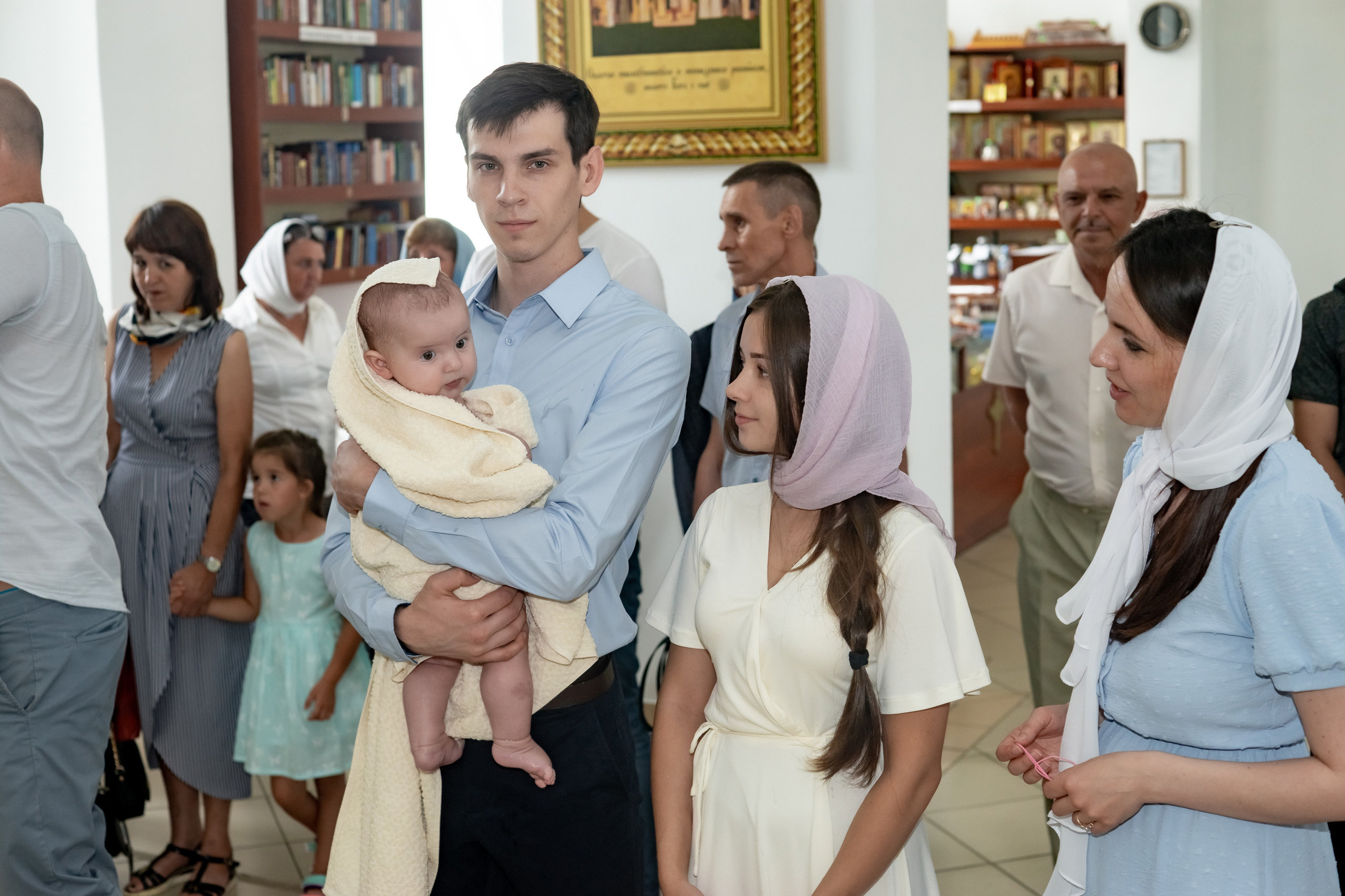 Крещение младнеца в храме. Ольга Плаксина фотограф в Саратове