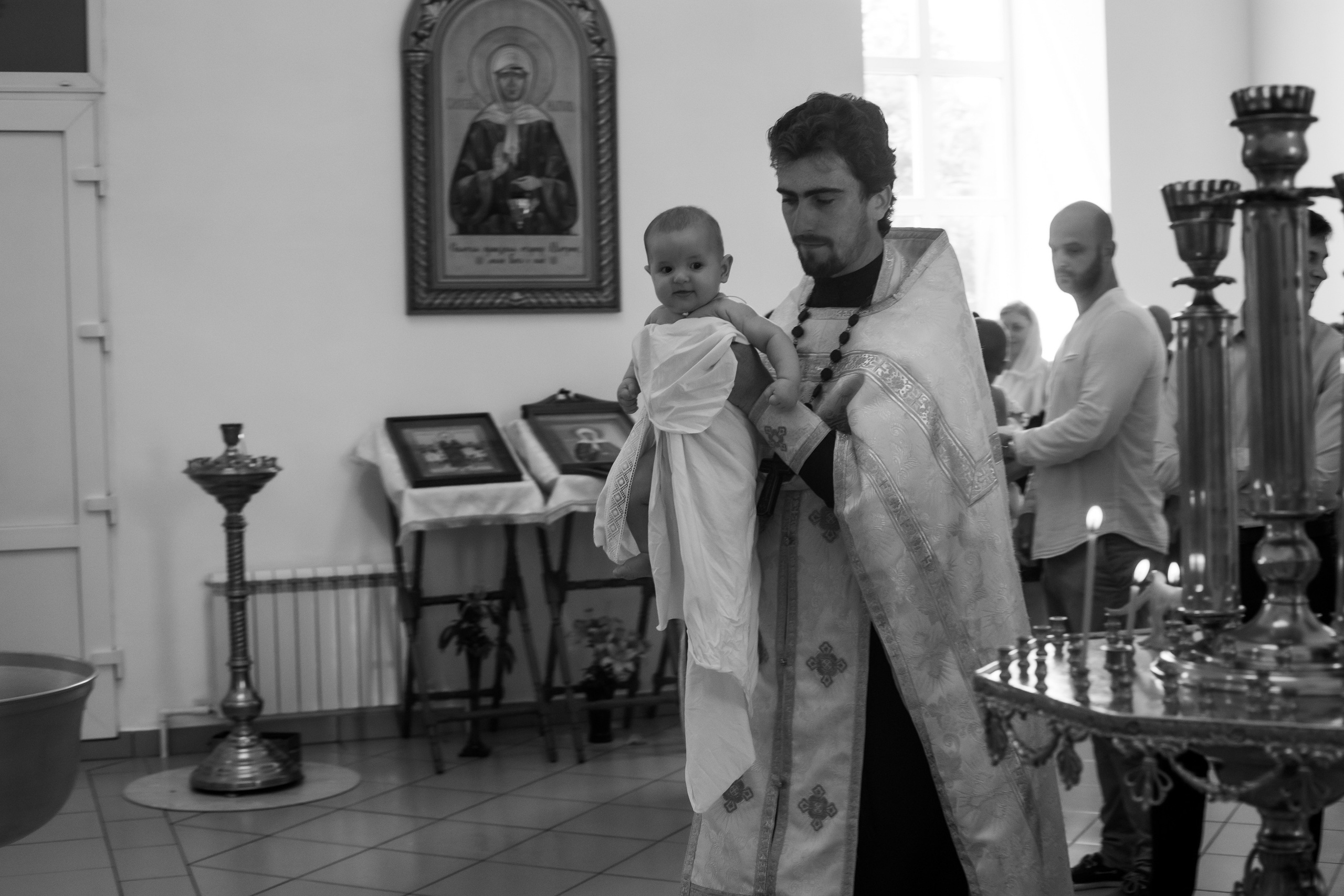 Крещение младнеца в храме. Ольга Плаксина фотограф в Саратове