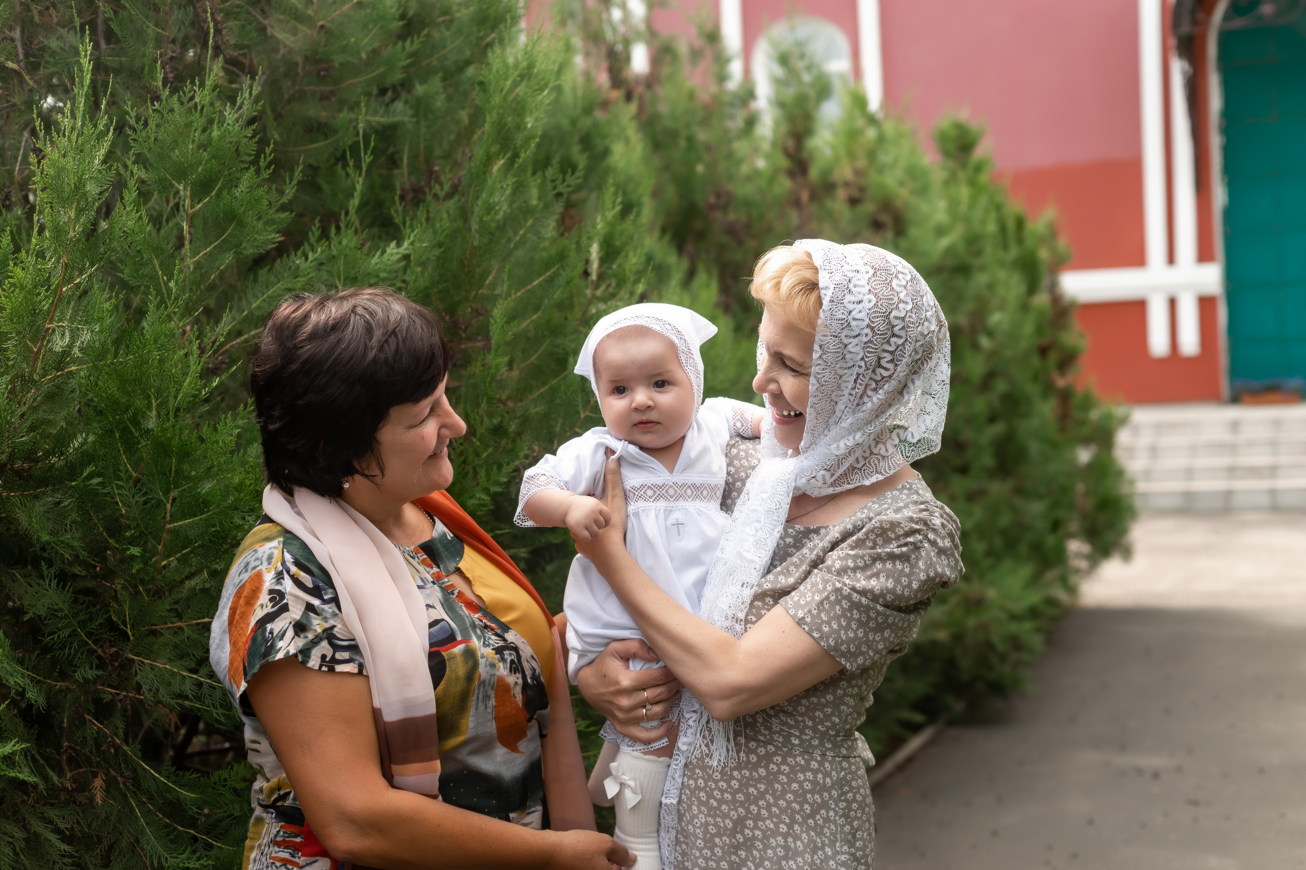 Крещение младнеца в храме. Ольга Плаксина фотограф в Саратове