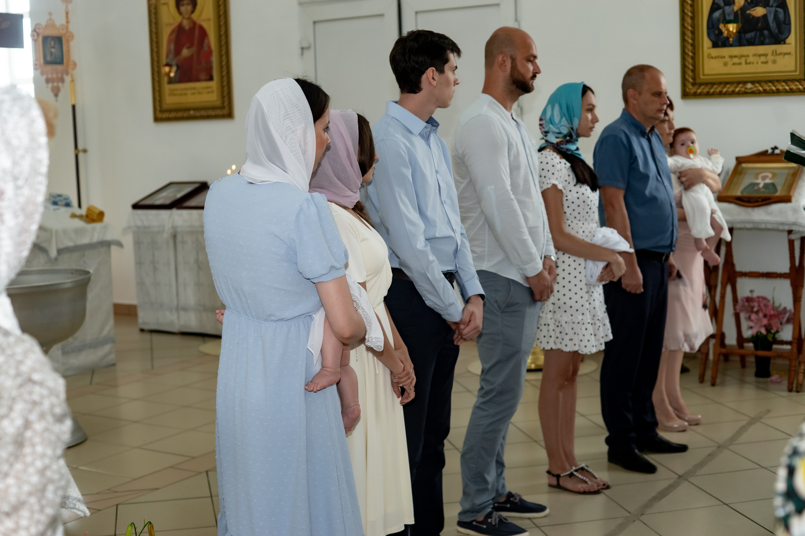 Крещение младнеца в храме. Ольга Плаксина фотограф в Саратове