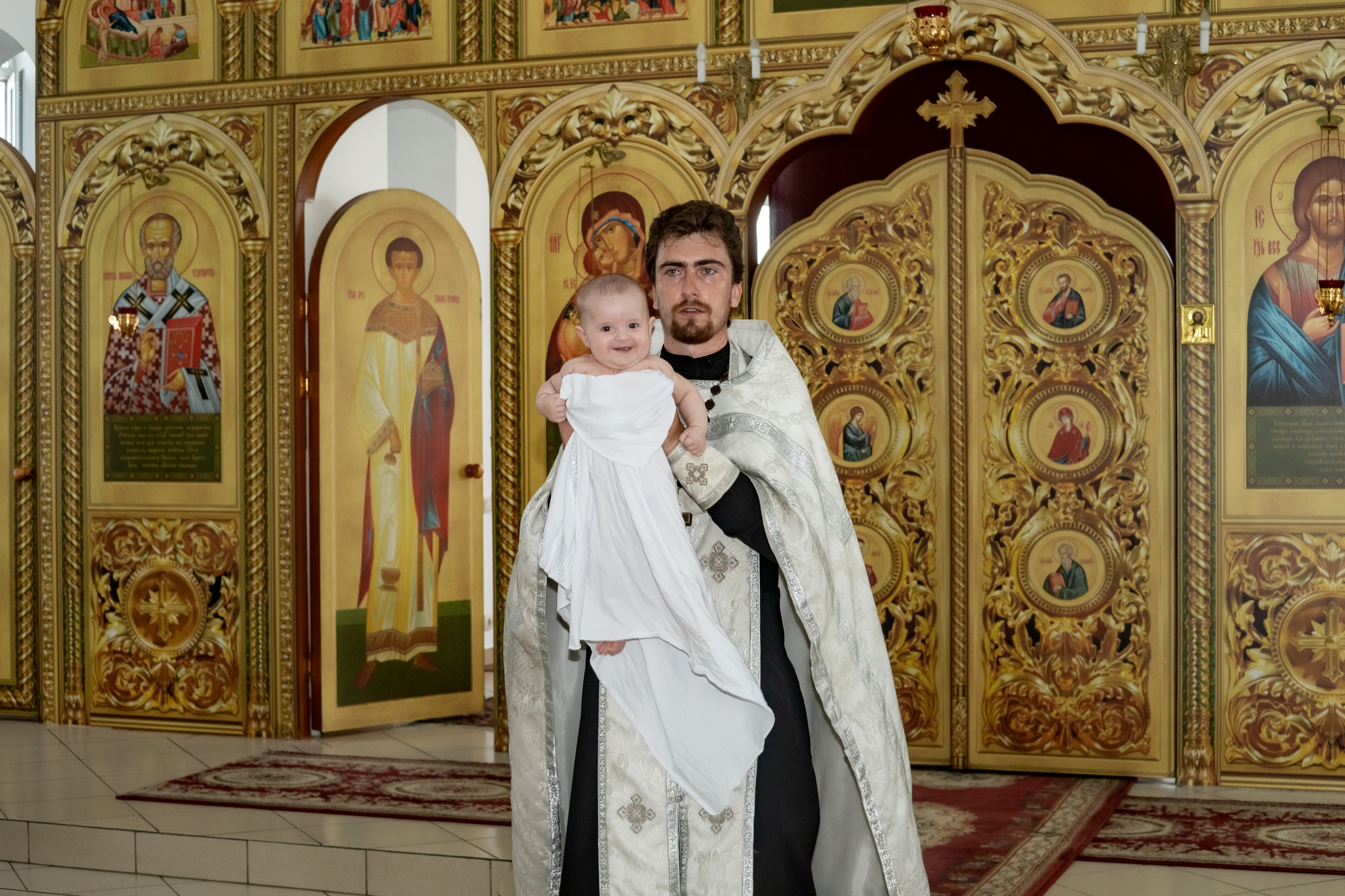 Крещение младнеца в храме. Ольга Плаксина фотограф в Саратове