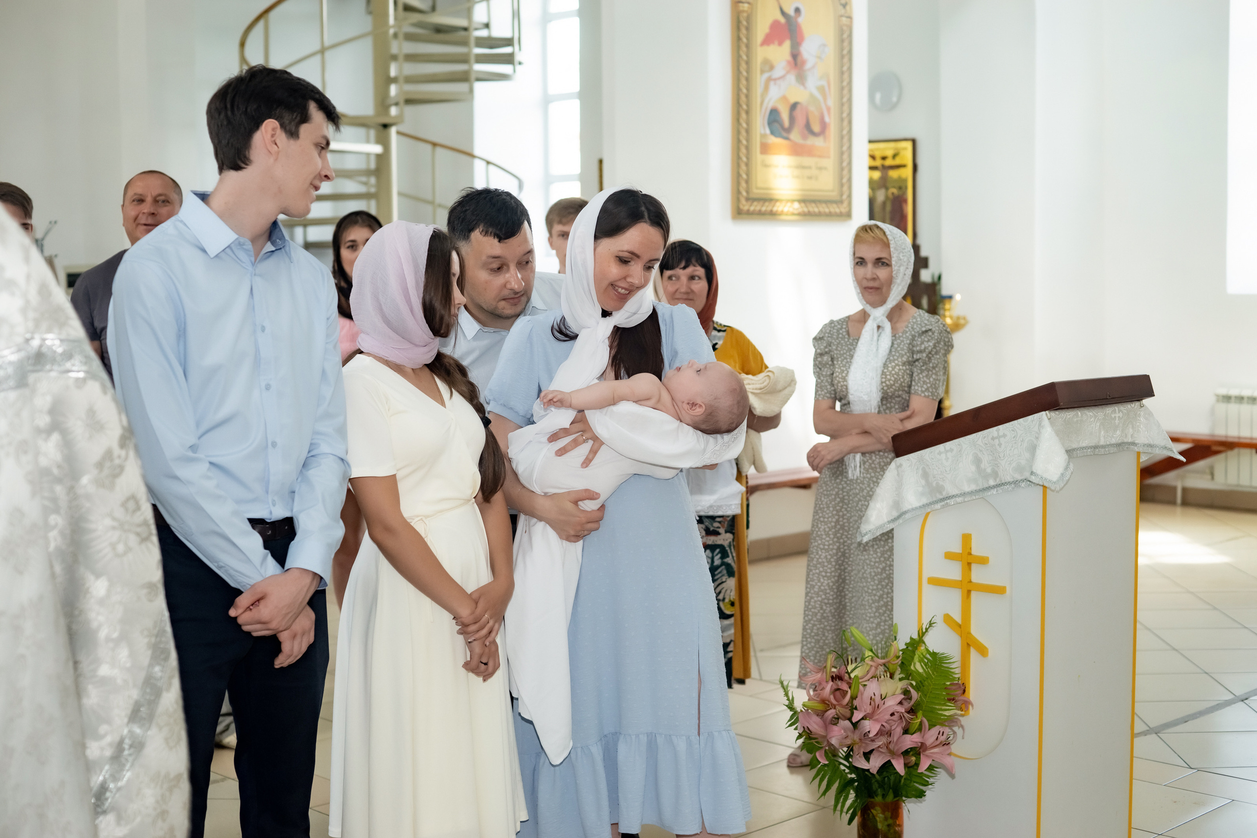 Крещение младнеца в храме. Ольга Плаксина фотограф в Саратове