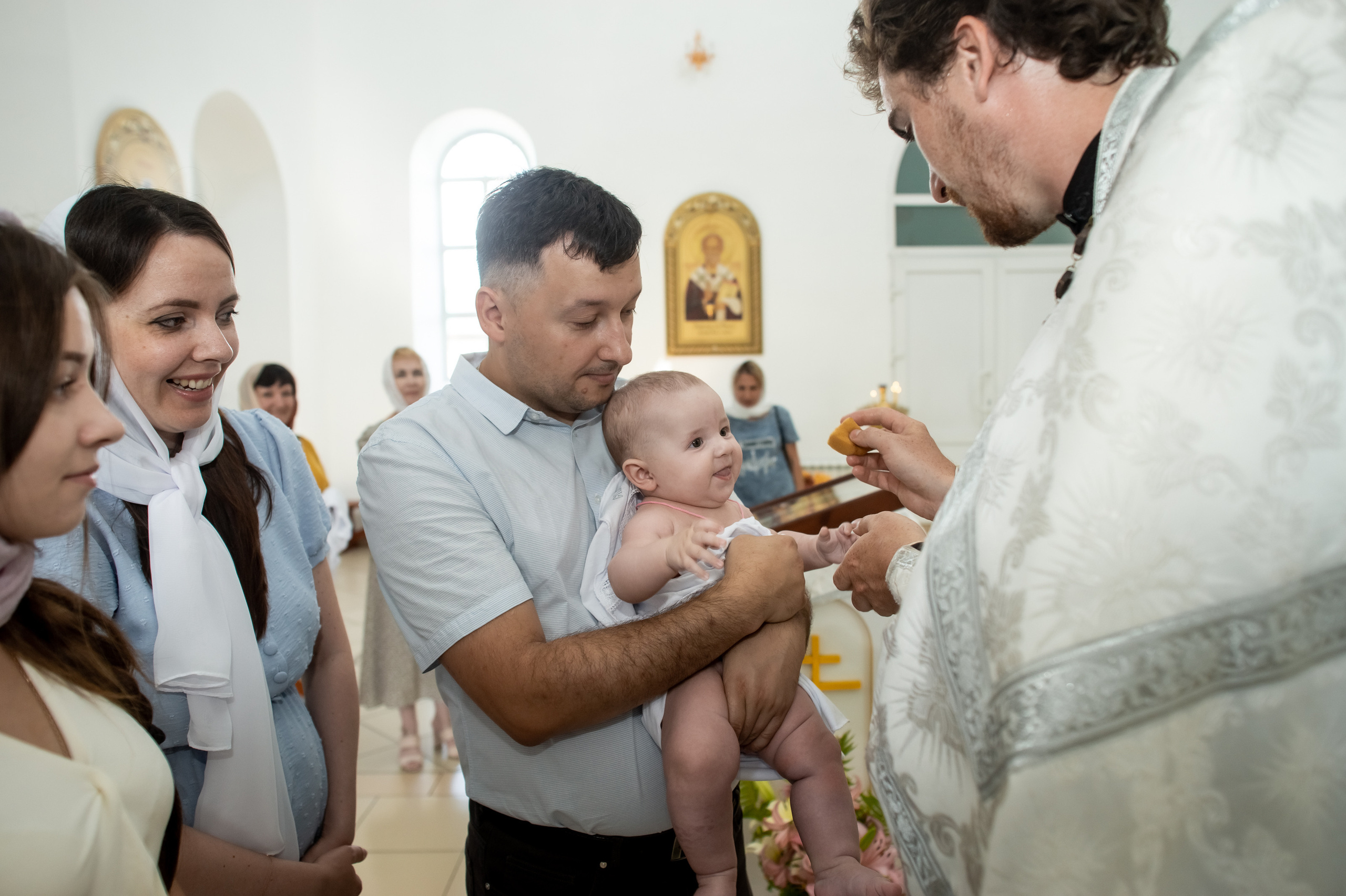 Крещение младнеца в храме. Ольга Плаксина фотограф в Саратове