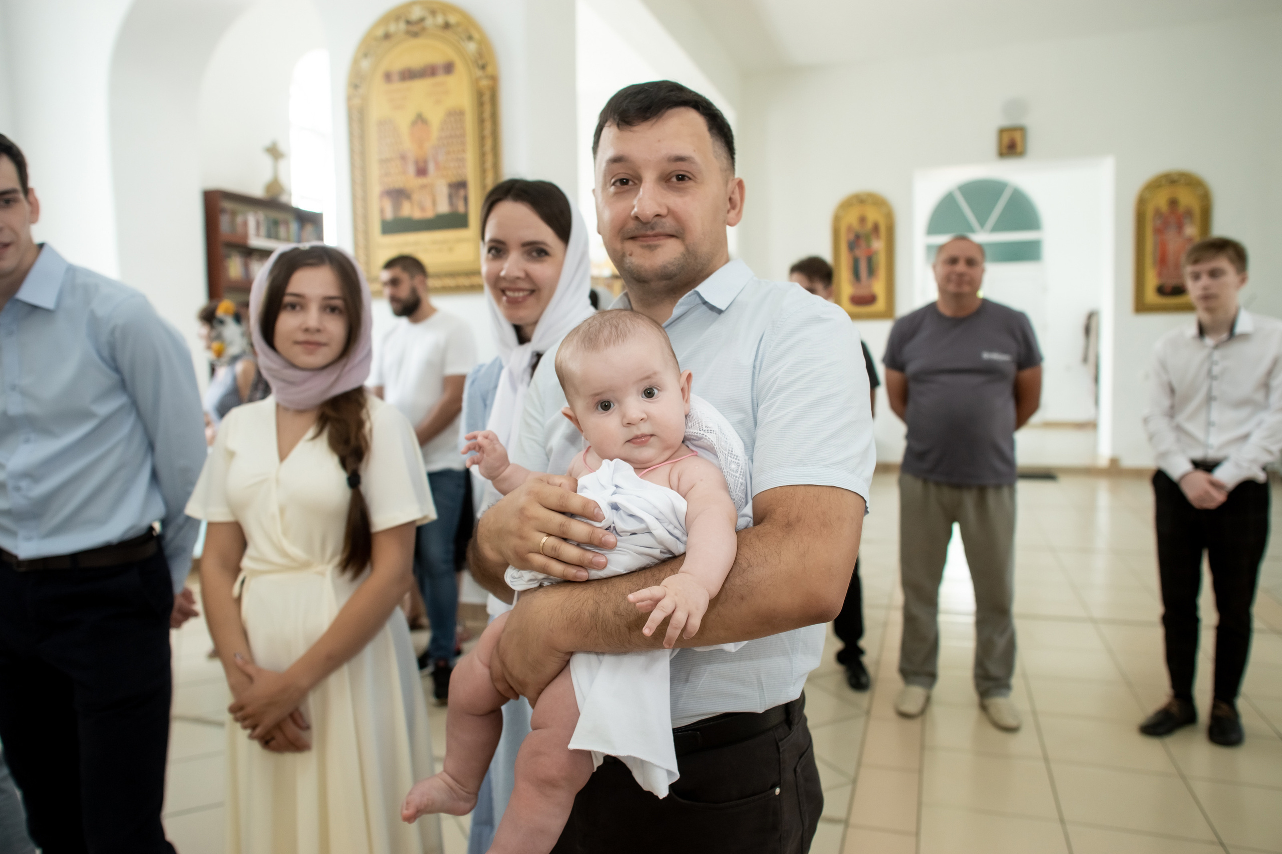Крещение младнеца в храме. Ольга Плаксина фотограф в Саратове