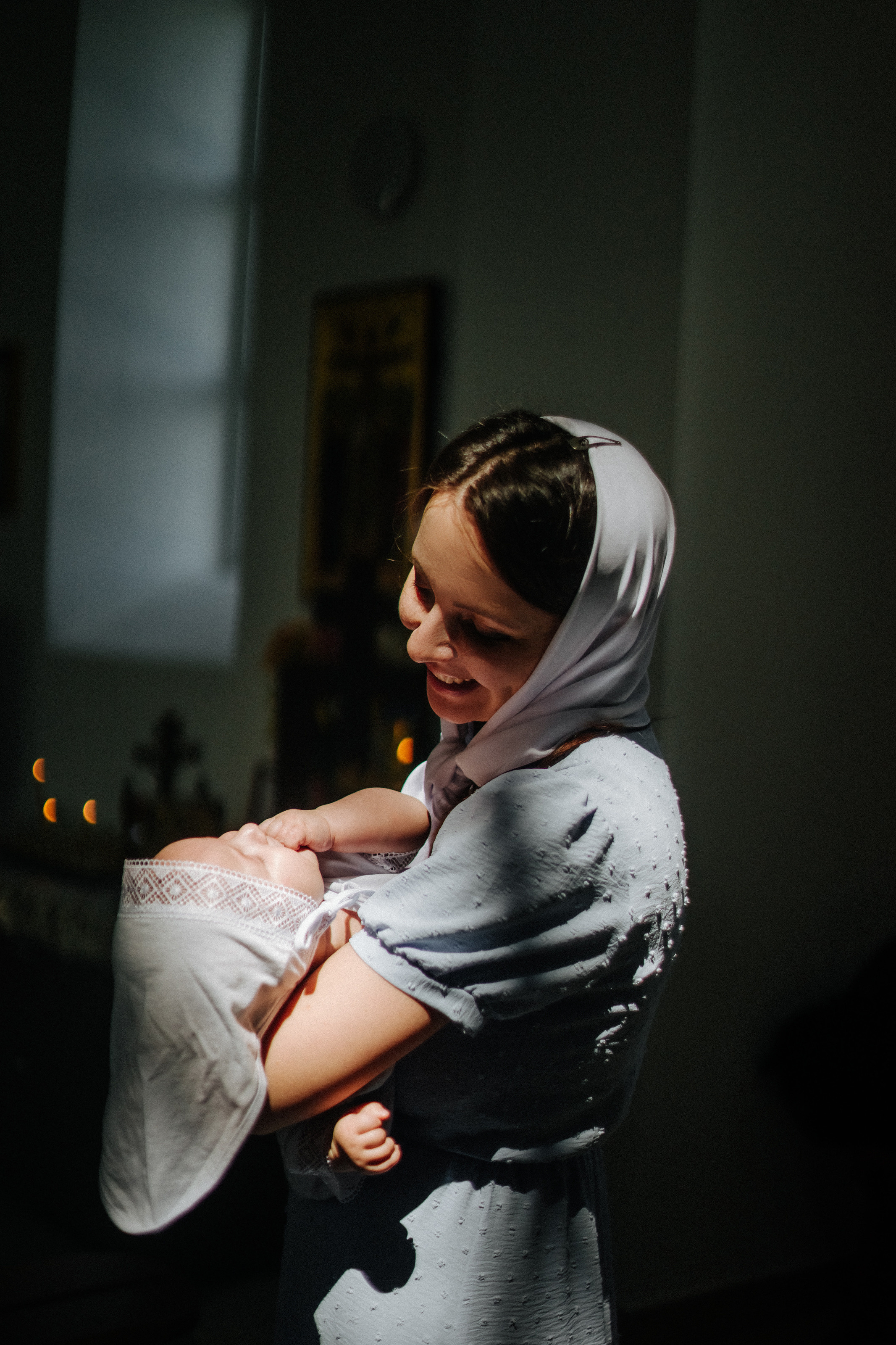 Крещение младнеца в храме. Ольга Плаксина фотограф в Саратове