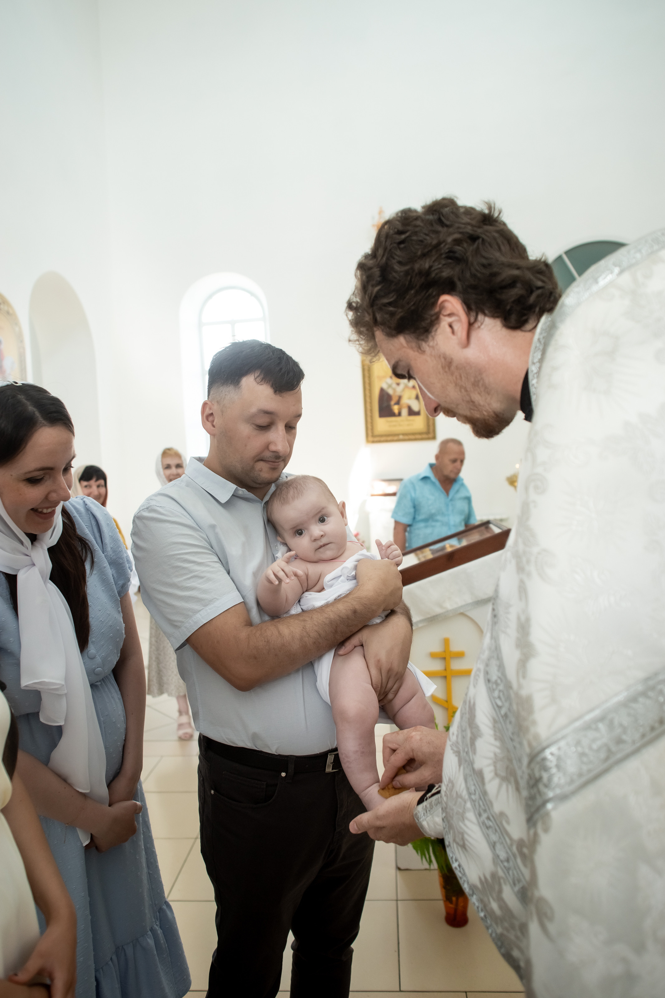 Крещение младнеца в храме. Ольга Плаксина фотограф в Саратове