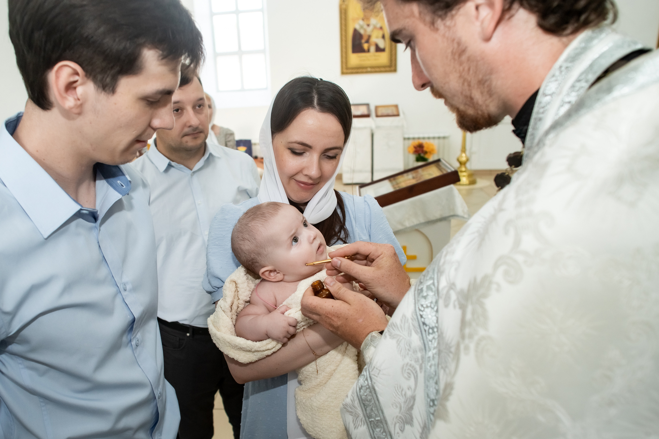 Крещение младнеца в храме. Ольга Плаксина фотограф в Саратове