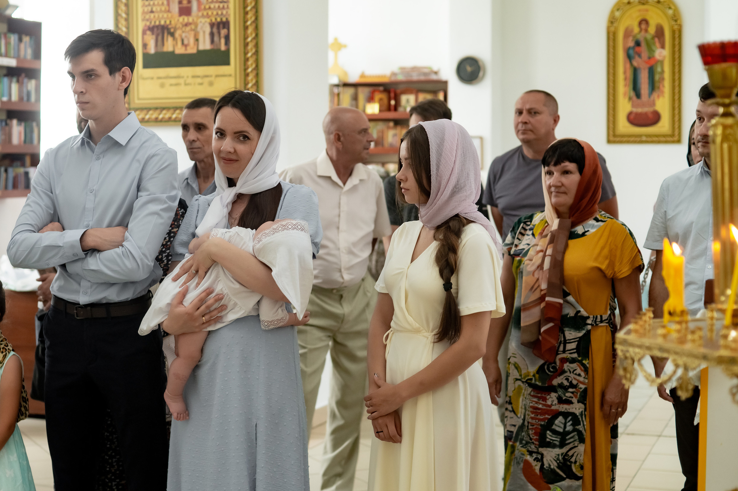 Крещение младнеца в храме. Ольга Плаксина фотограф в Саратове