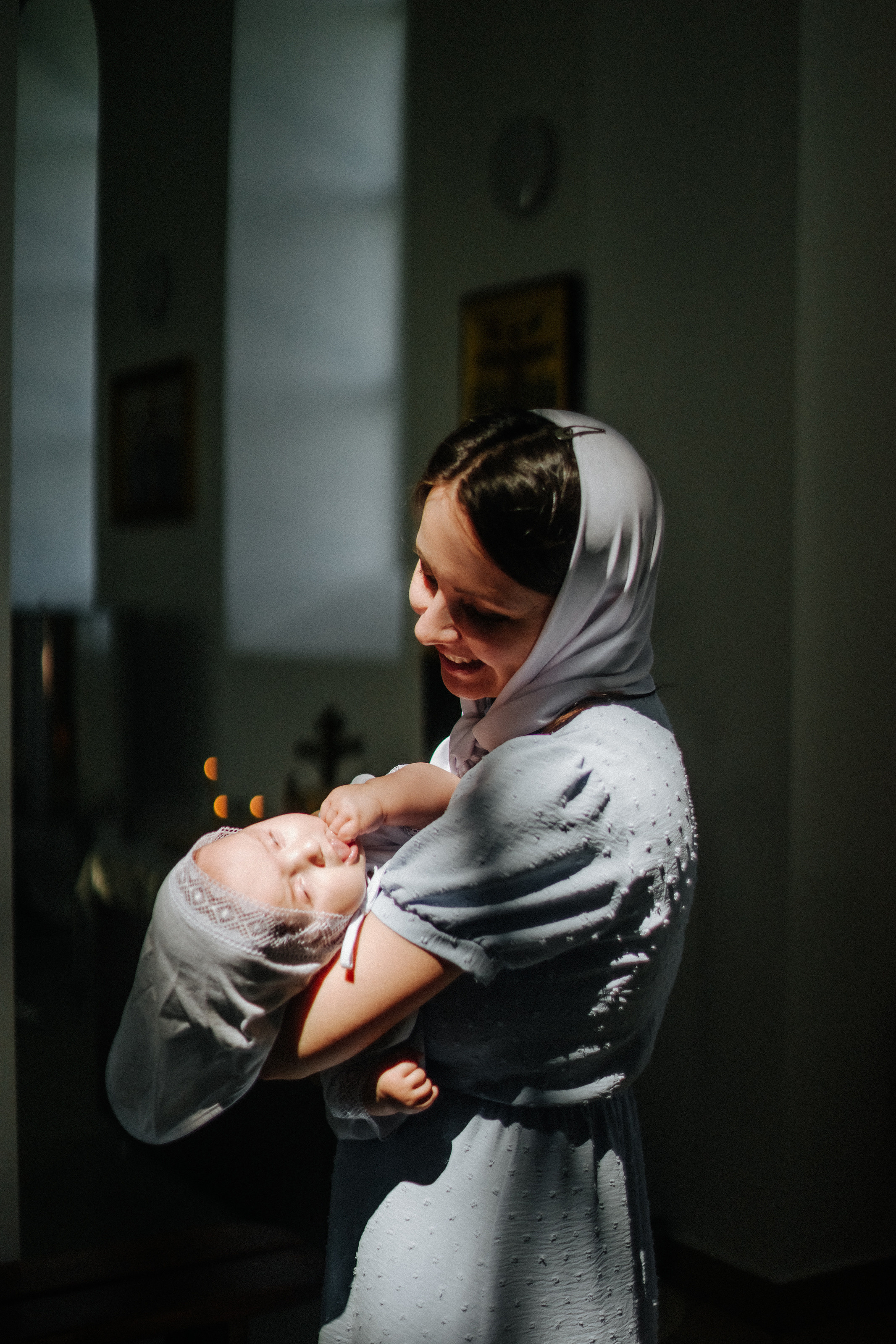 Крещение младнеца в храме. Ольга Плаксина фотограф в Саратове