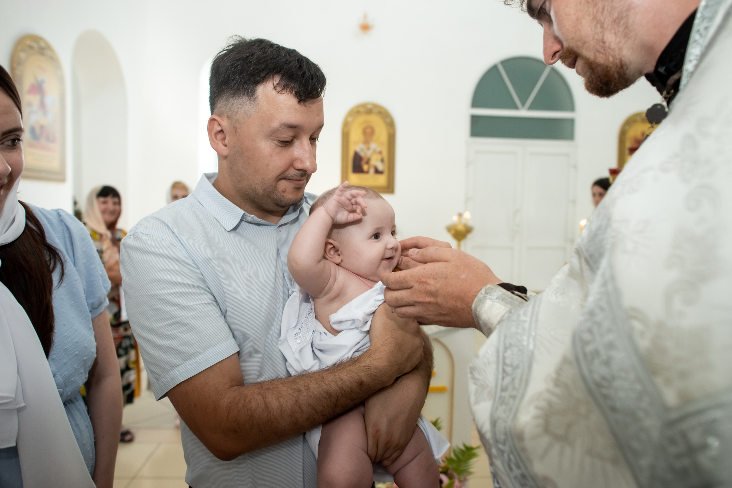Крещение младнеца в храме. Ольга Плаксина фотограф в Саратове