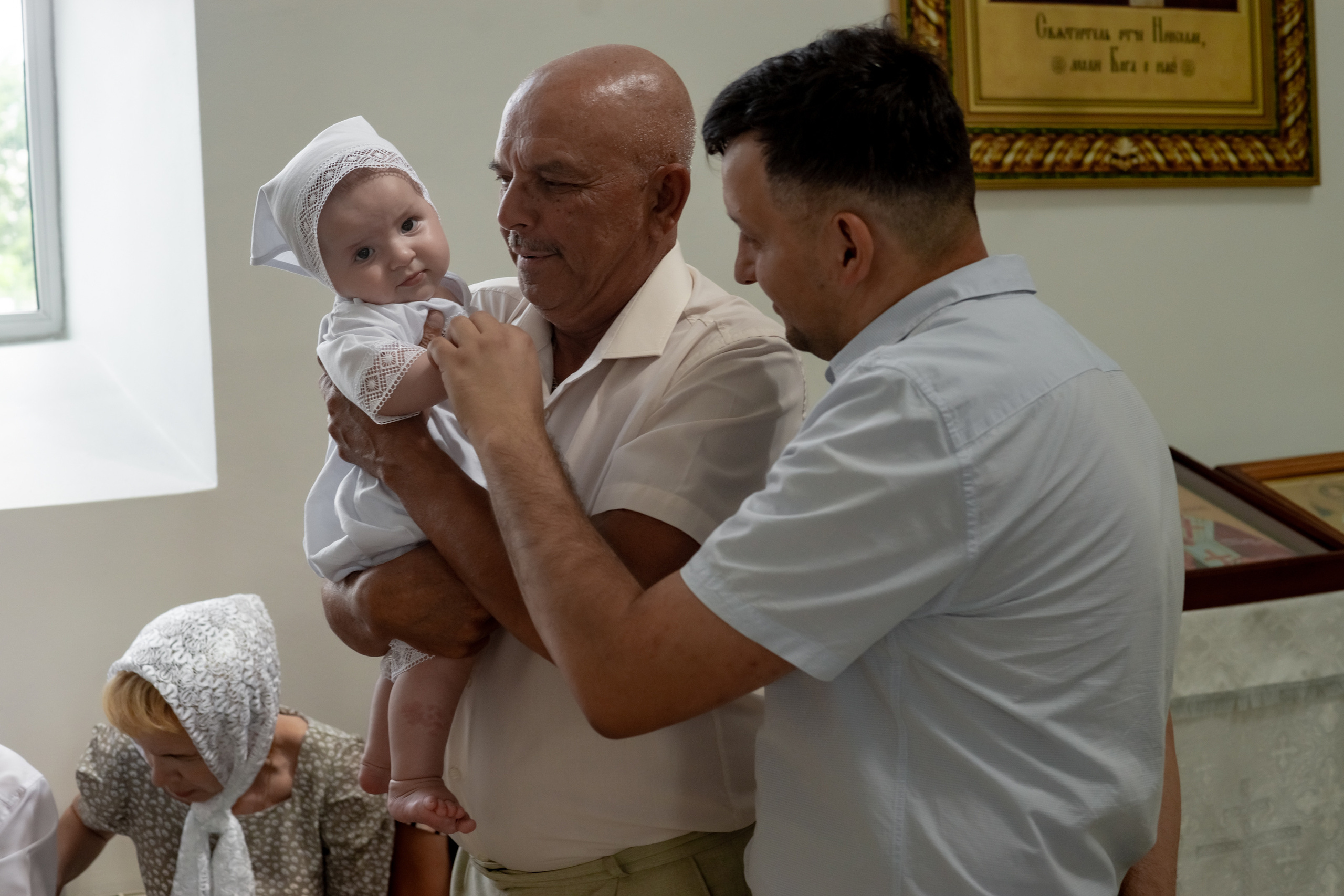 Крещение младнеца в храме. Ольга Плаксина фотограф в Саратове