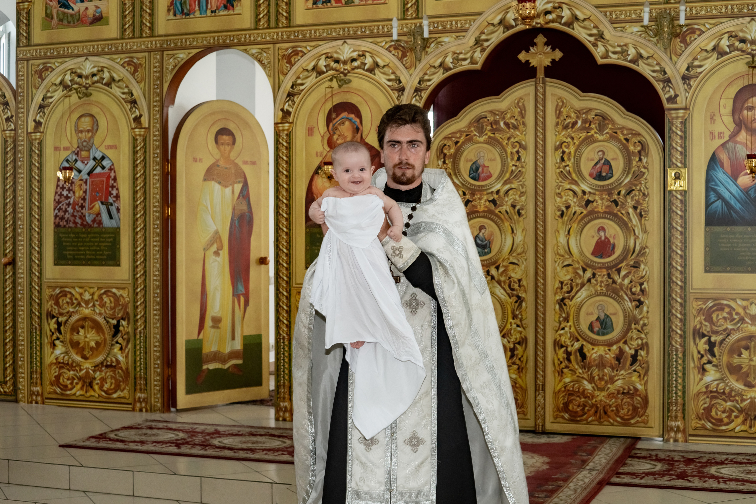 Крещение младнеца в храме. Ольга Плаксина фотограф в Саратове
