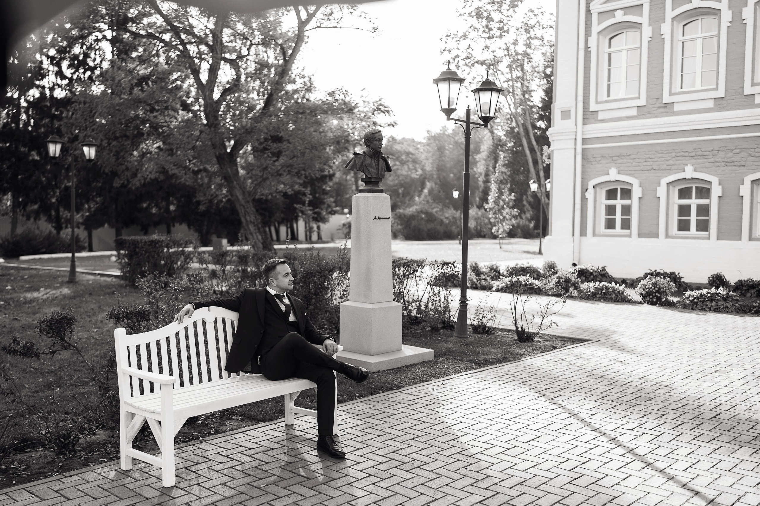 Жених сидит во дворе своего загородного дома