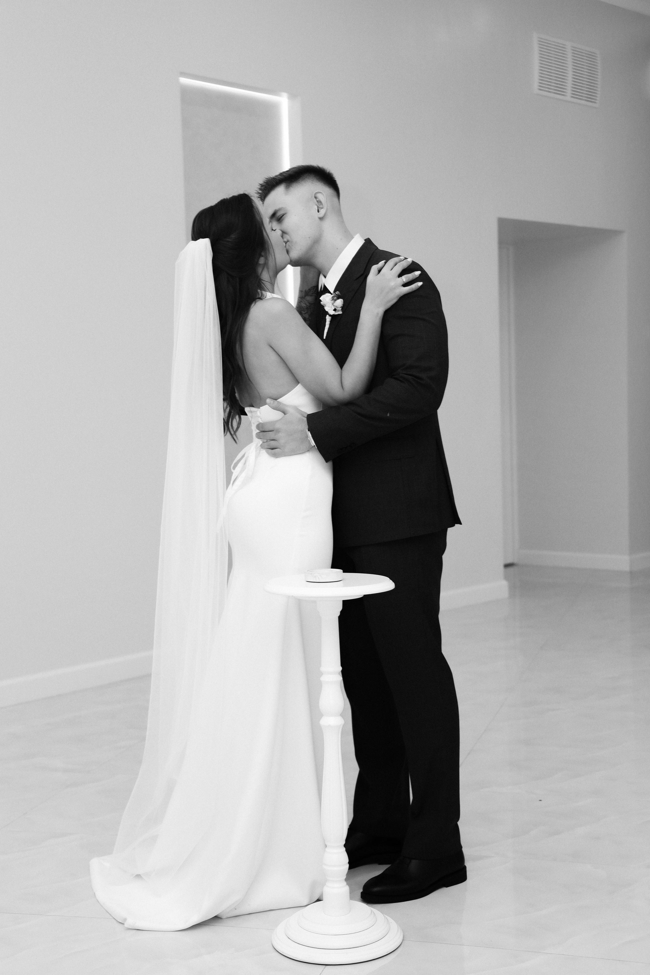 М. + В. Таганский загс, студийная лавстори. Семейный и lovestory фотограф в Москве Светлана Коняхина